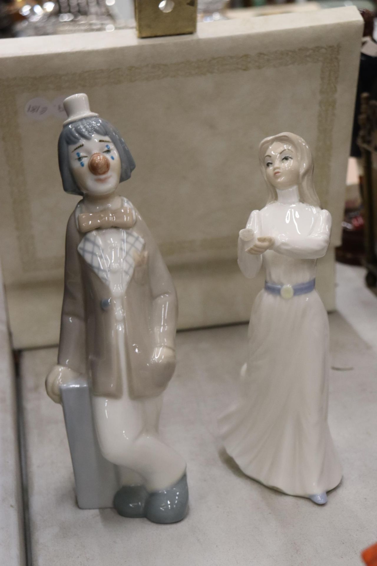 A MIXED LOT TO INCLUDE STAFFORDSHIRE FLATBACKS, CERAMIC CLOWNS, MODEL HOUSES, ETC., - Image 10 of 11