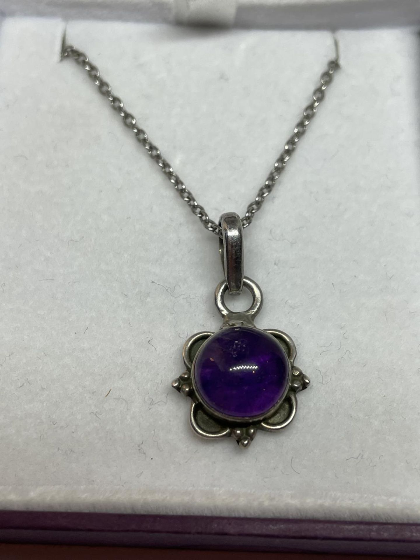 A SILVER AND AMETHYST NECKLACE IN A PRESENTATION BOX - Image 2 of 3