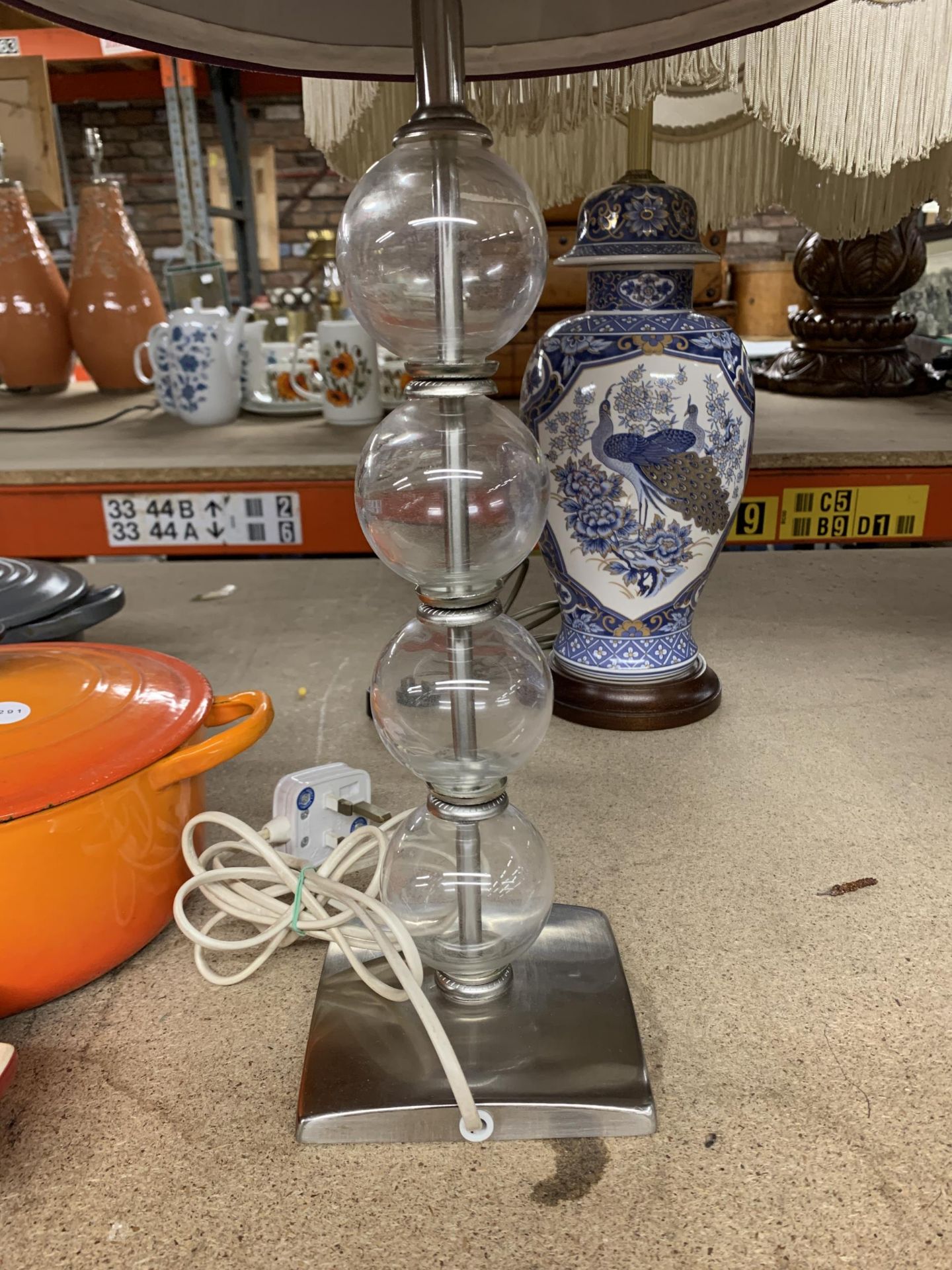 TWO TABLE LAMPS TO INCLUDE A GLASS 'BUBBLE LAMP' WITH CHROME BASE AND AN ORIENTAL STYLE WITH PEACOCK - Bild 2 aus 5