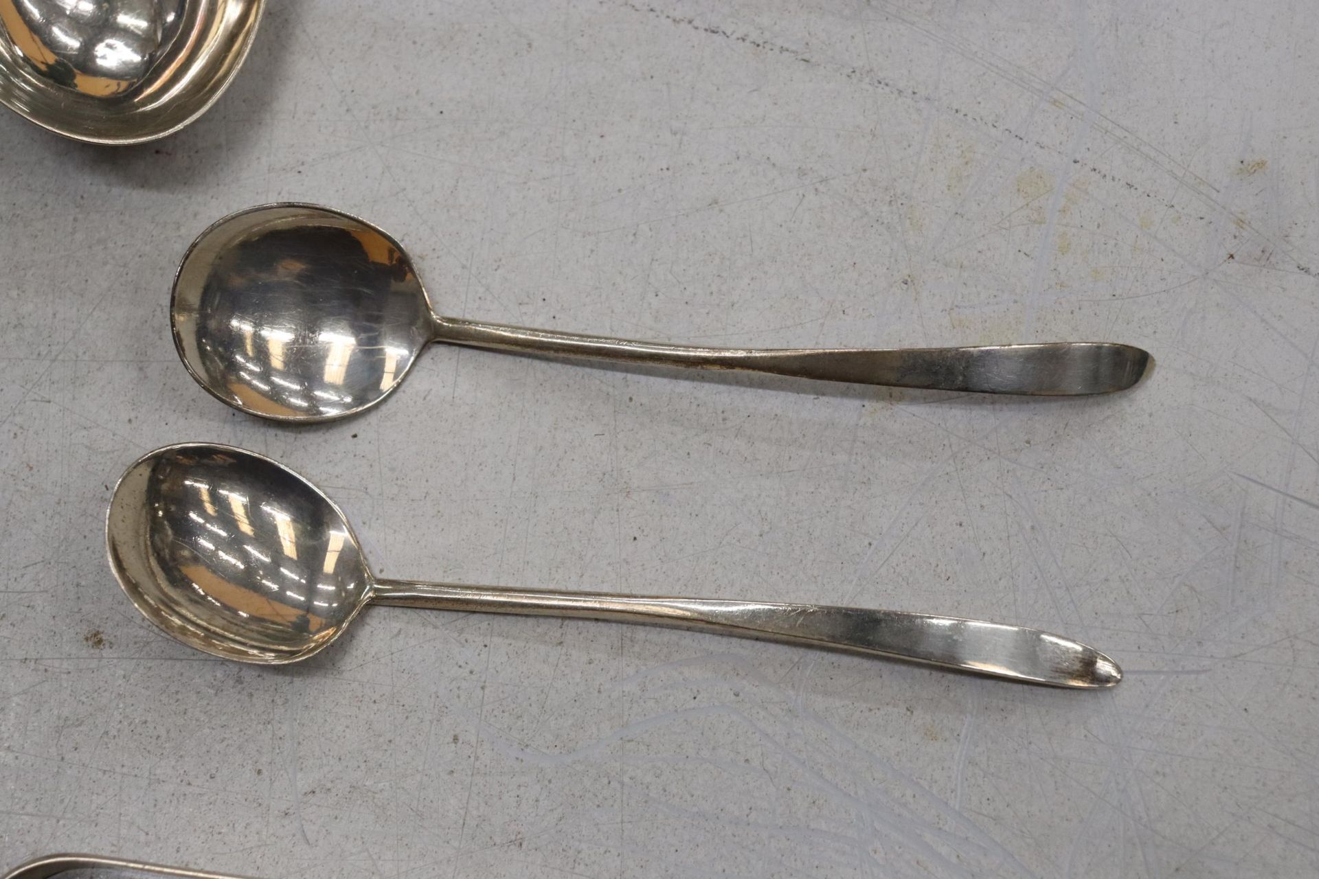 SIX HALLMARKED SILVER ITEMS TO INCLUDE LADELS, NIPS AND SPOONS GROSS WEIGHT 184 GRAMS - Image 4 of 9