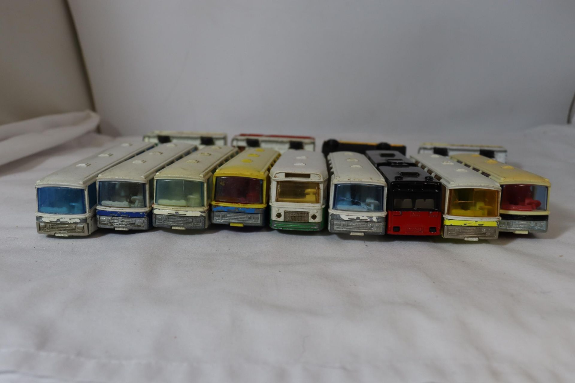 A LARGE QUANTITY OF DIECAST TOY BUSES AND COACHES TO INCLUDE MAJORETTE, MATCHBOX,ETC - Image 4 of 7