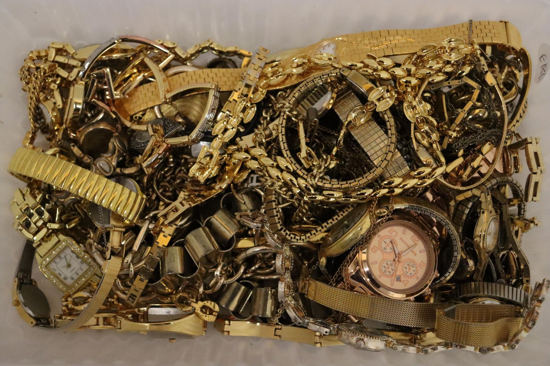 A QUANTITY OF YELLOW METAL COSTUME JEWELLERY TO INCLUDE WATCHES, BRACELETS, CHAINS, ETC - Image 2 of 7