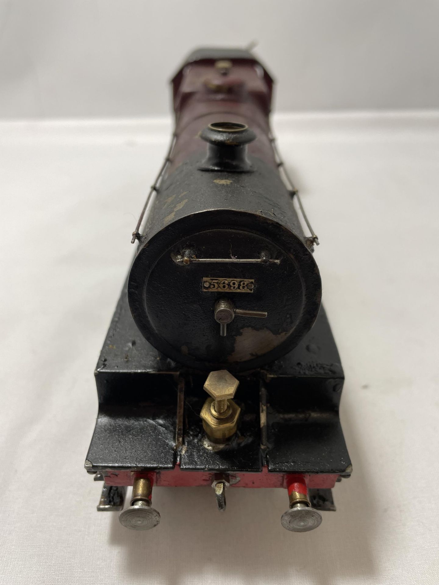 A SCRATCH BUILT LIVE STEAM 30 MM GAUGE 4-6-0 MODEL RAILWAY LOCOMOTIVE "MARS" NUMBER 5698 IN MAROON - Image 3 of 6