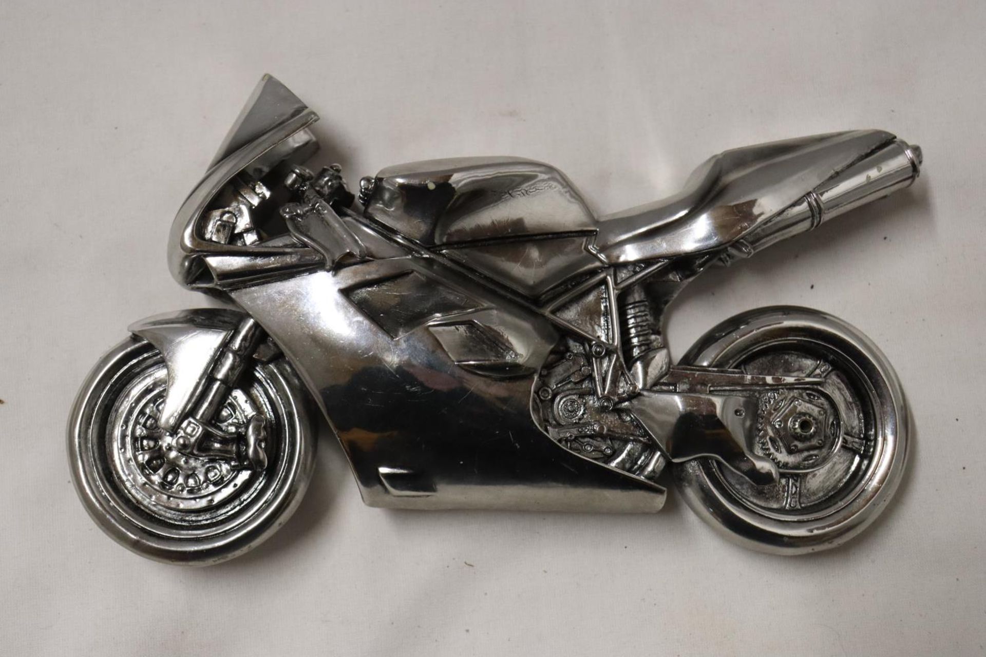 A ROYAL HAMPSHIRE PEWTER MOTOR BIKE ON A STAND PLUS A HEAVY CHROMED MOTOR BIKE - Image 4 of 6