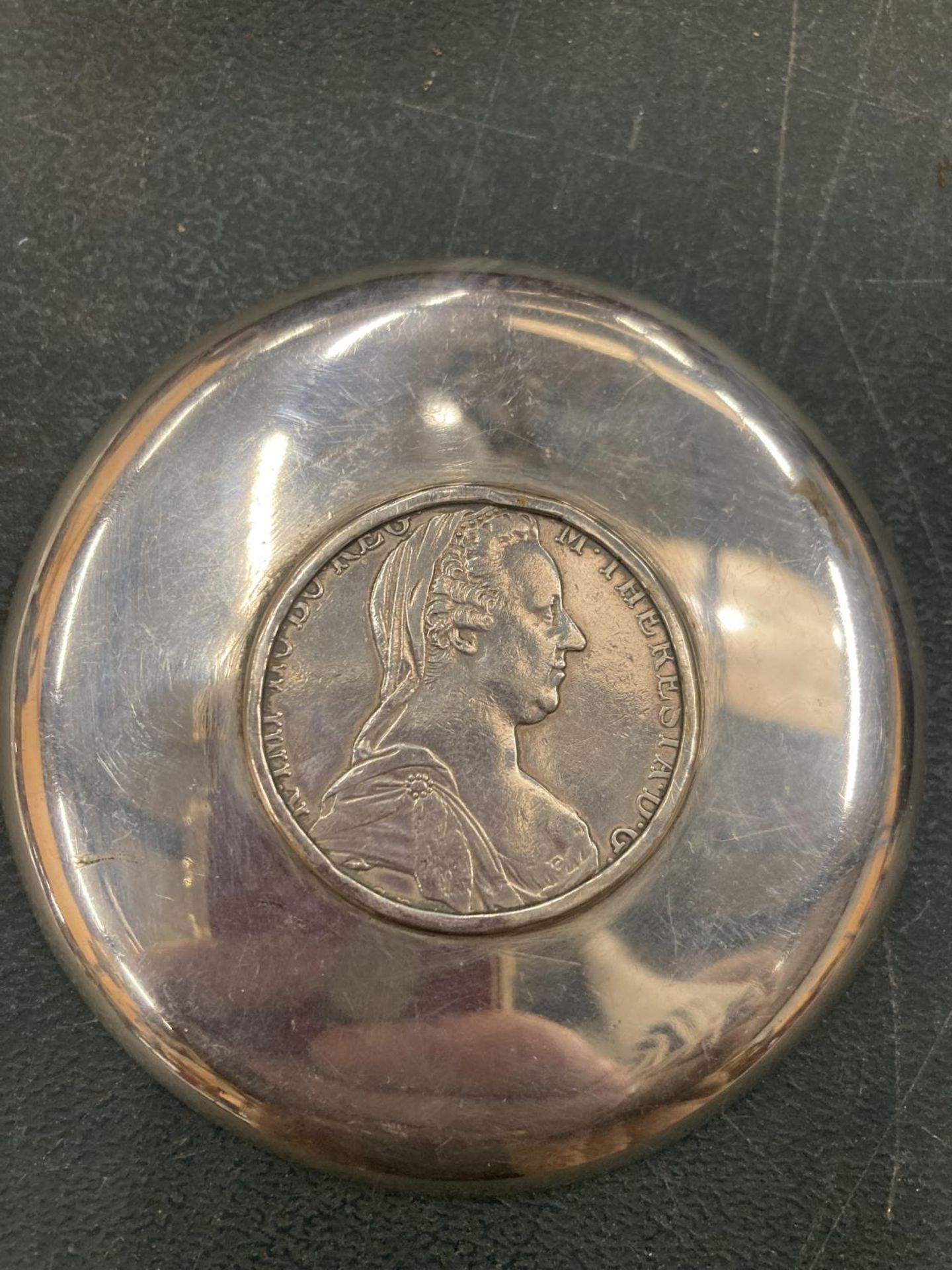 A DISH WITH A COIN STYLE INSERT - Image 3 of 3