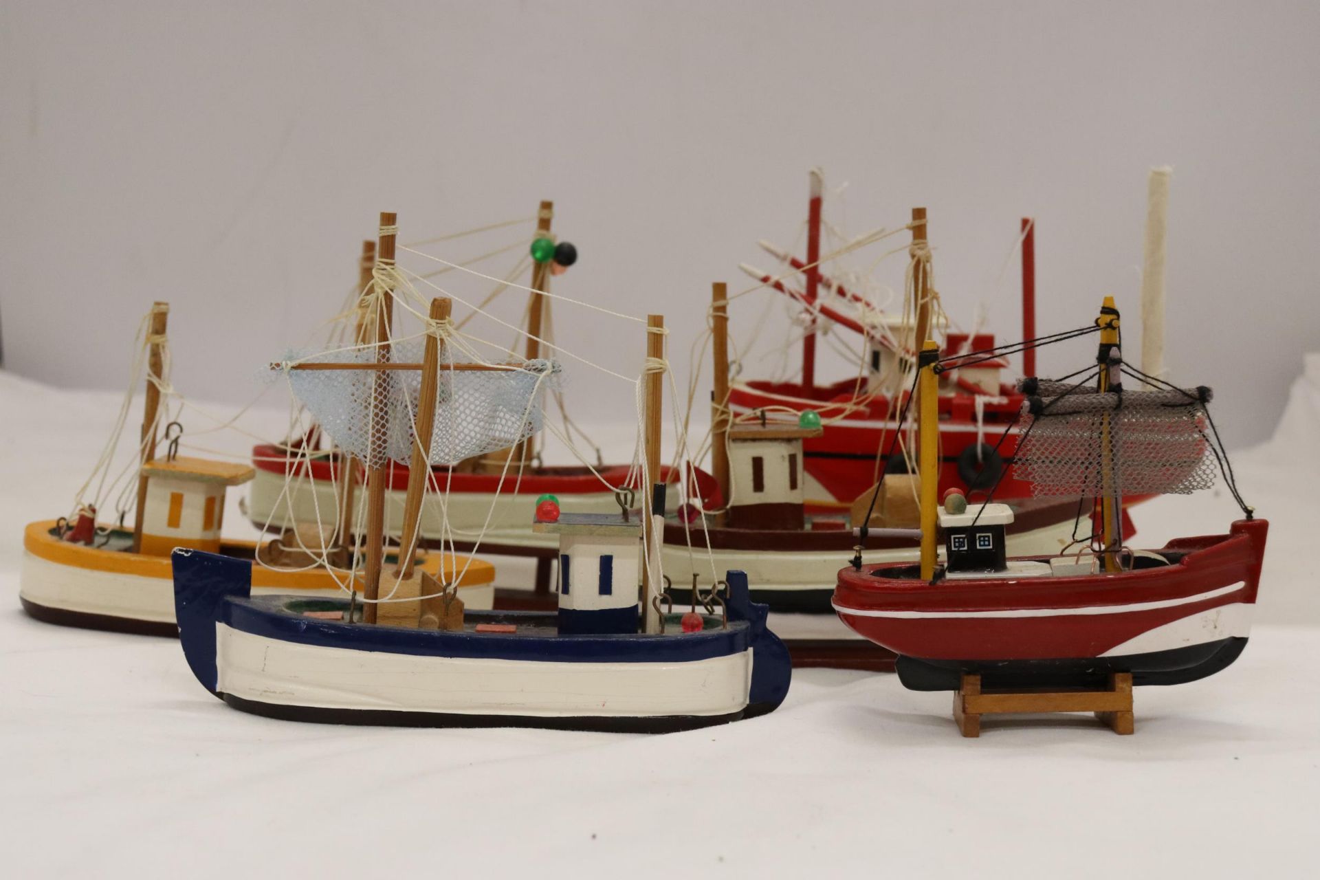 SIX MODELS OF TRAWLER FISHING BOATS - Bild 2 aus 5