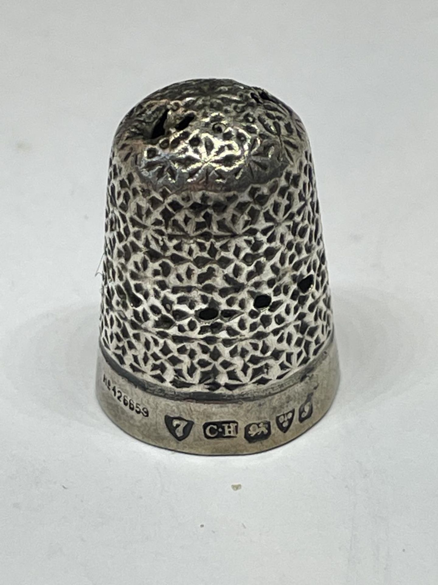 A CHARLES HORNER HALLMARKED CHESTER SILVER THIMBLE - Image 2 of 3