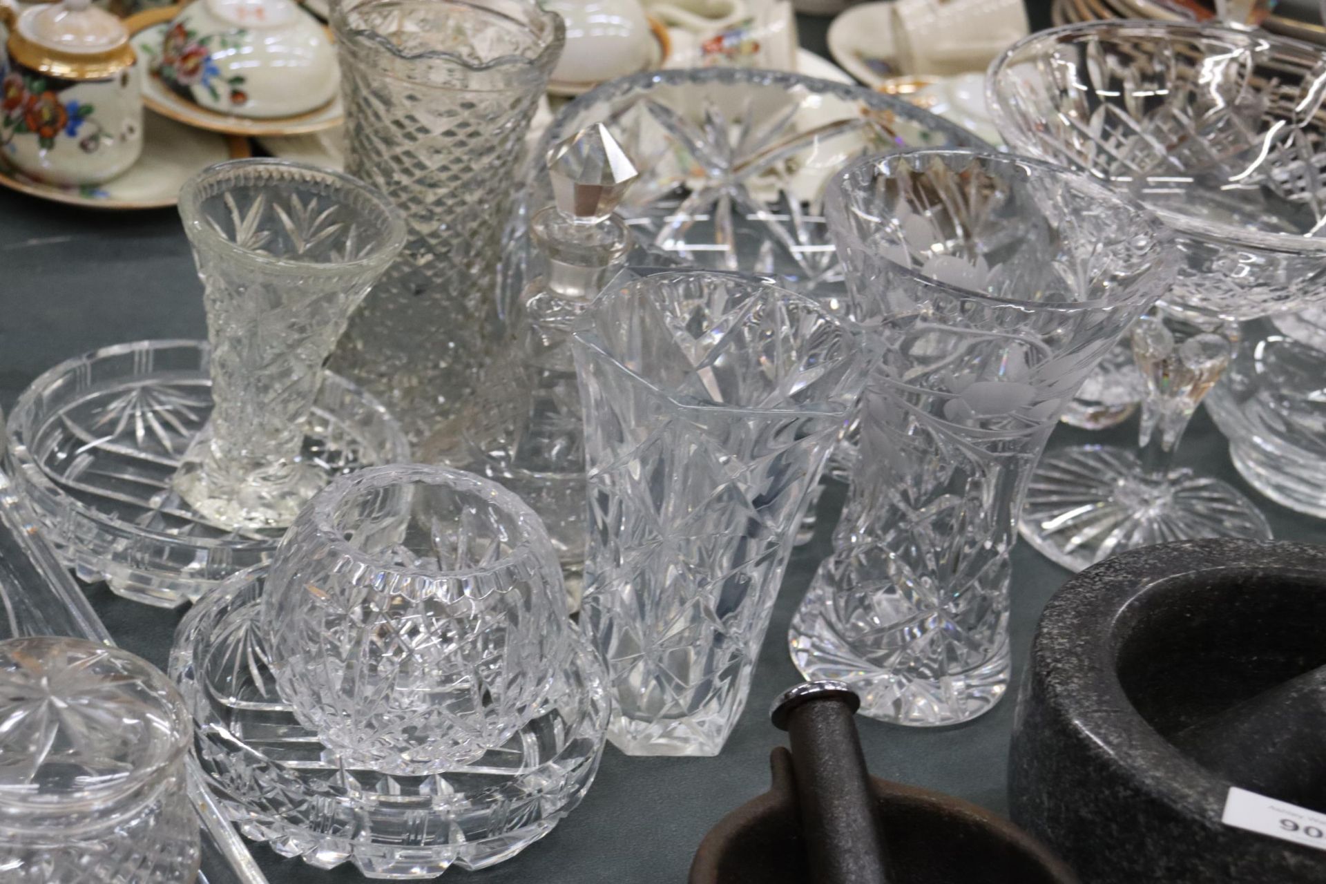 A LARGE QUANTITY OF GLASSWARE TO INCLUDE CUT GLASS VASES, BOWLS, A DRESSING TABLE SET WITH TRAY, OIL - Image 8 of 10