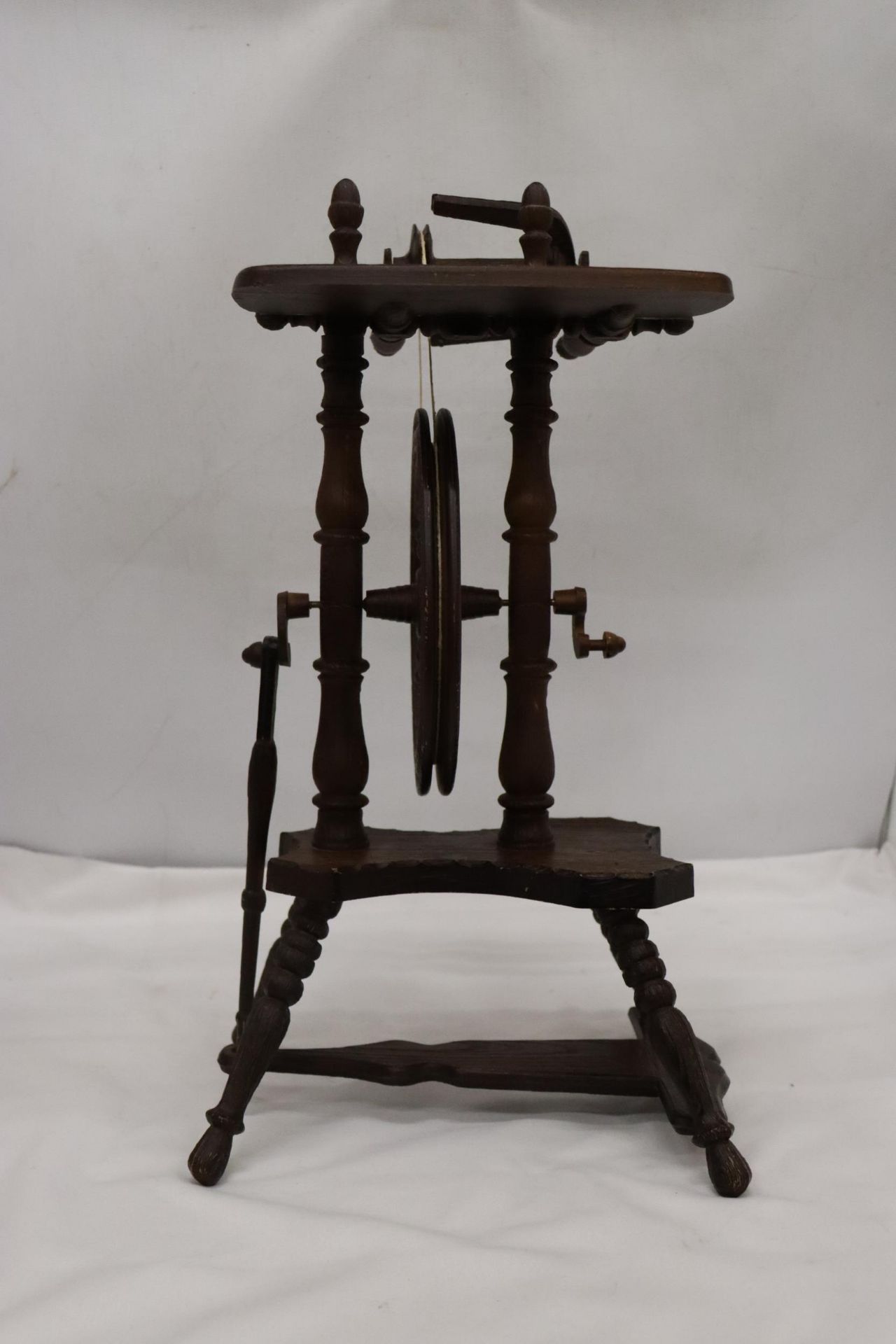 A SMALL VINTAGE WOODEN SPINNING WHEEL, HEIGHT APPROX 42CM - Image 3 of 5
