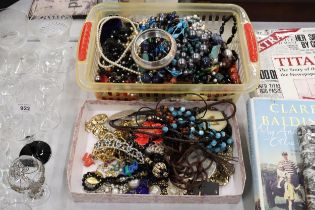 A QUANTITY OF COSTUME JEWELLERY TO INCLUDE NECKLACES, EARRINGS, BANGLES, ETC