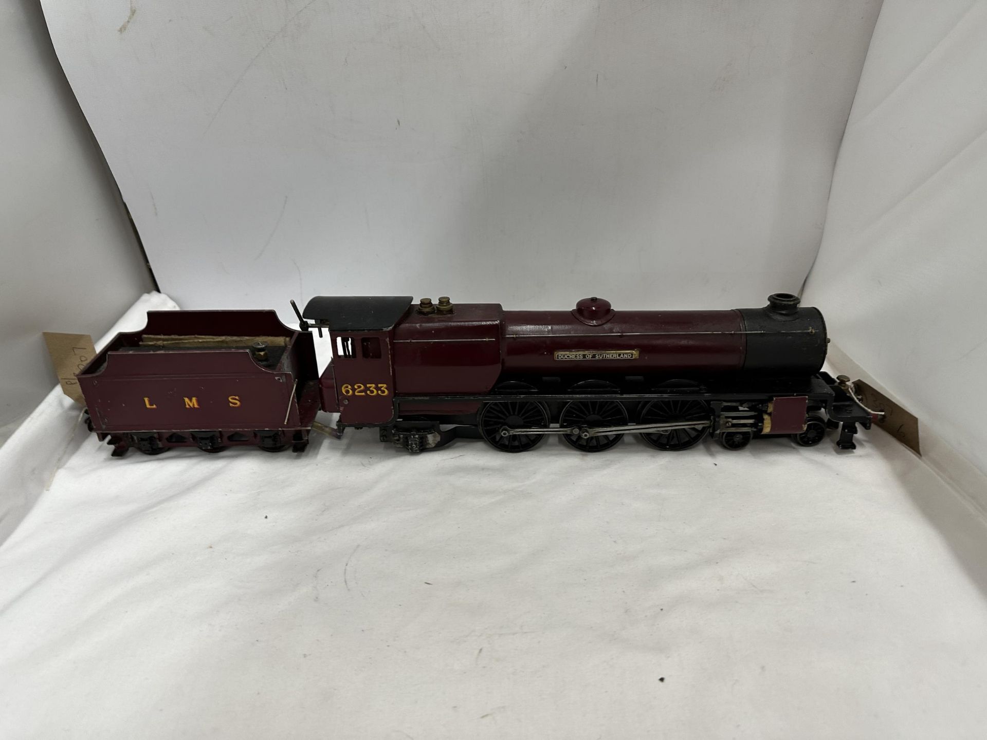 A SCRATCH BUILT LIVE STEAM 30 MM GAUGE 4-6-2 MODEL RAILWAY LOCOMOTIVE AND TENDER "DUCHESS OF