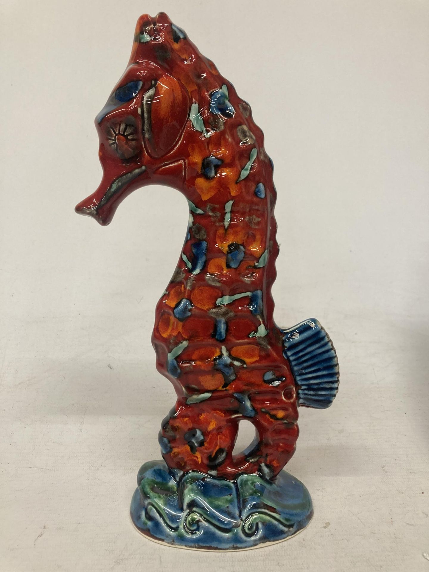 AN ANITA HARRIS HAND PAINTED AND SIGNED IN GOLD SEA HORSE FIGURE
