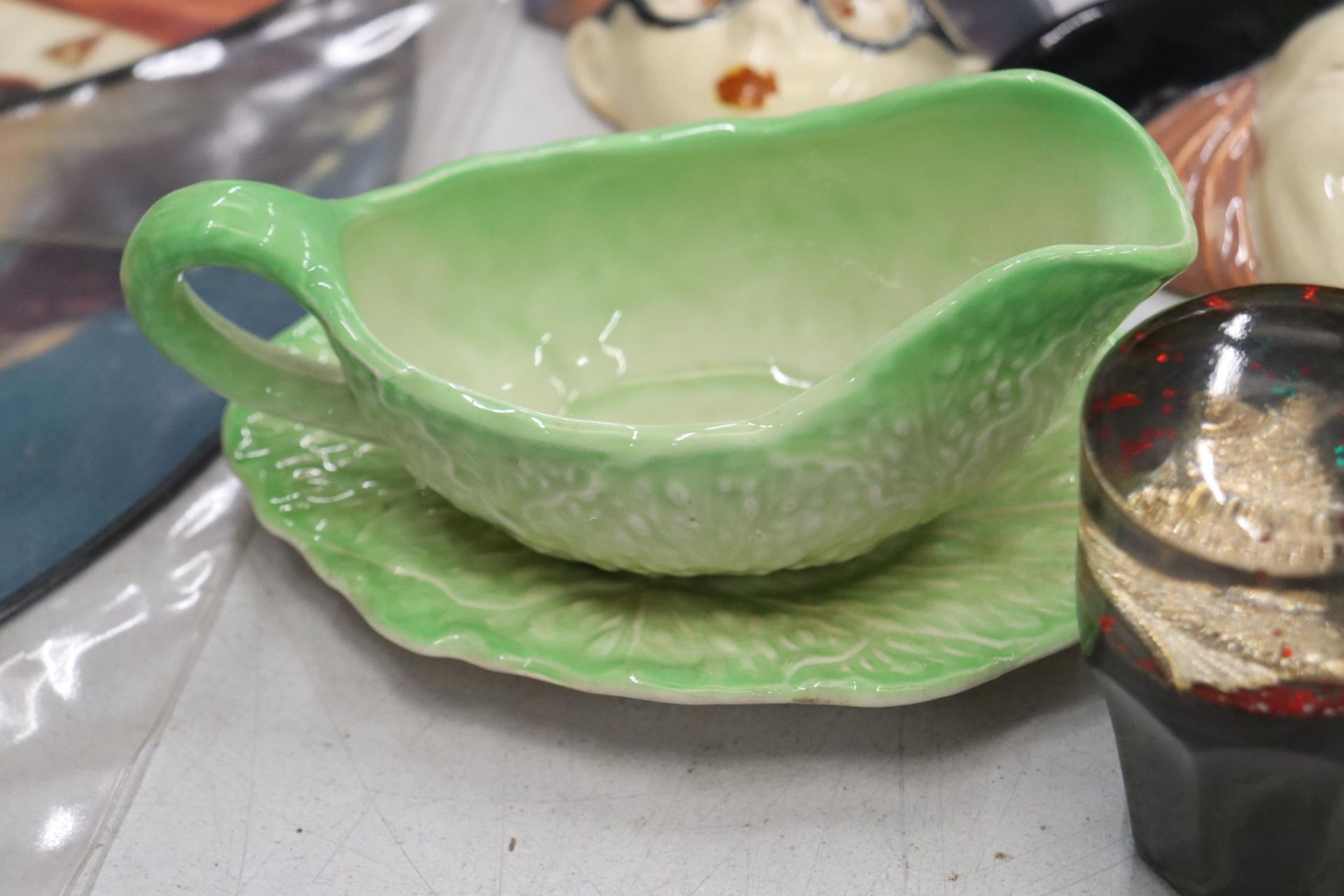 A MIXED LOT TO INCLUDE TWO ROYAL WORCESTER EGG CODDLERS, CARLTONWARE SAUCE BOAT AND PLATE, - Image 7 of 8