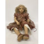AN ANNETTE HIMSTEDT ARTIST'S VINYL LIMITED EDITION OF 1013 WORLDWIDE (YEAR 1996) LINA SEATED DOLL