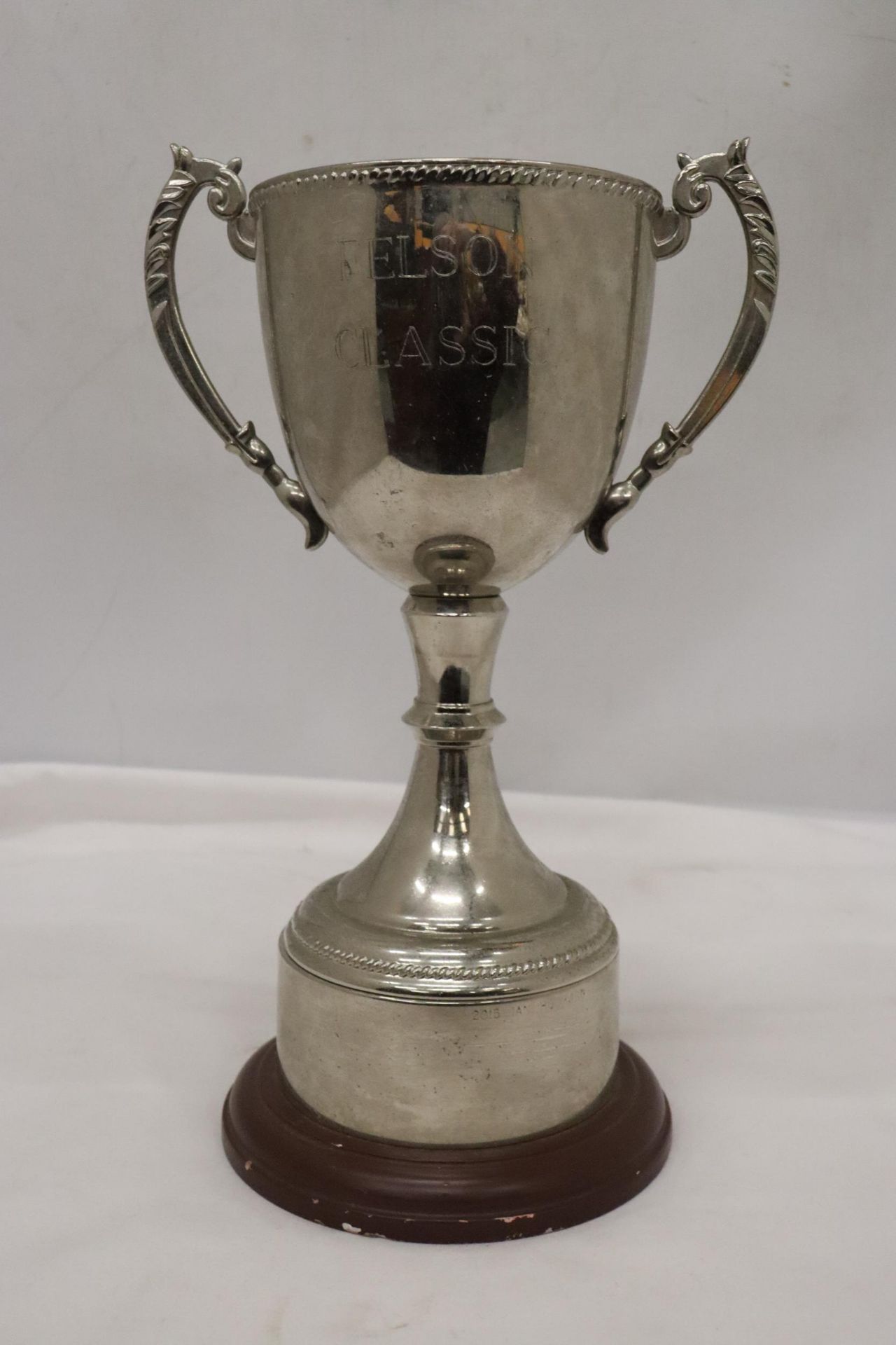 A LARGE SILVER PLATED TROPHY WITH THE INSCRIPTION 'FELSON CLASSIC', HEIGHT 31CM