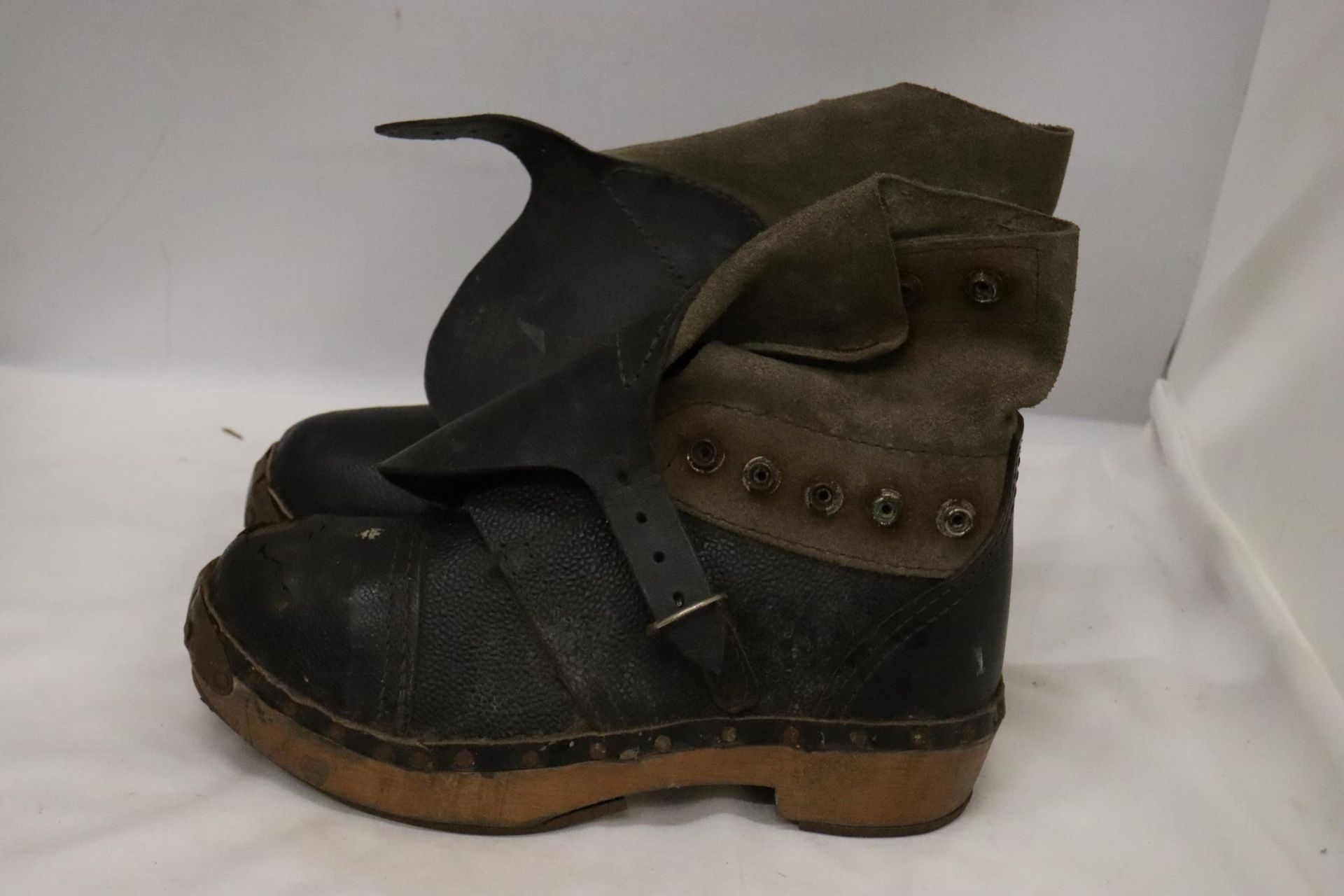 A PAIR OF VINTAGE LEATHER AND WOODEN CLOGS - Image 5 of 6