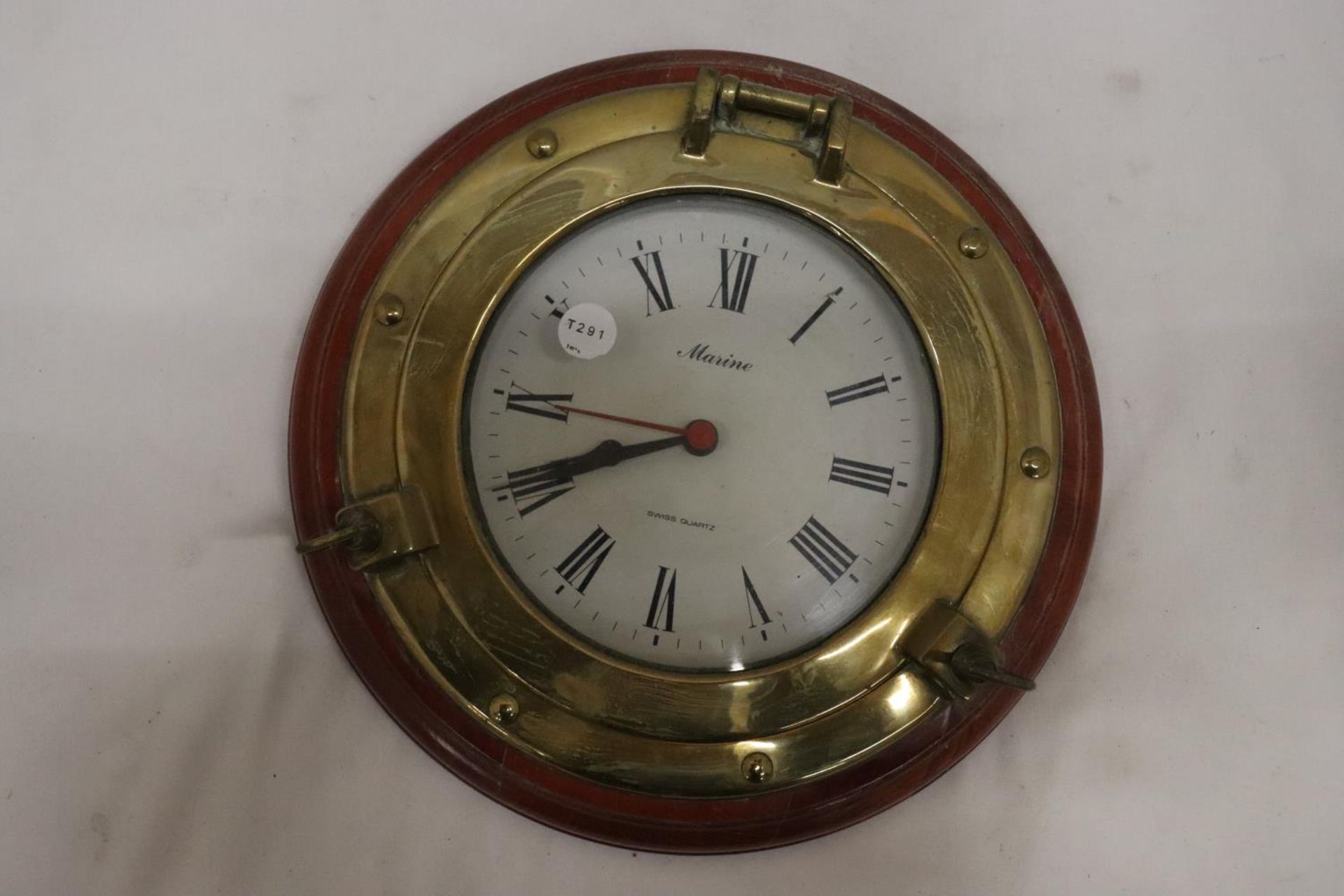 A 20TH CENTURY SWISS MARINE SHIPS PORTHOLE WALL CLOCK WOOD AND SOLID BRASS WITH BATTERY MOVEMENT - Bild 2 aus 3