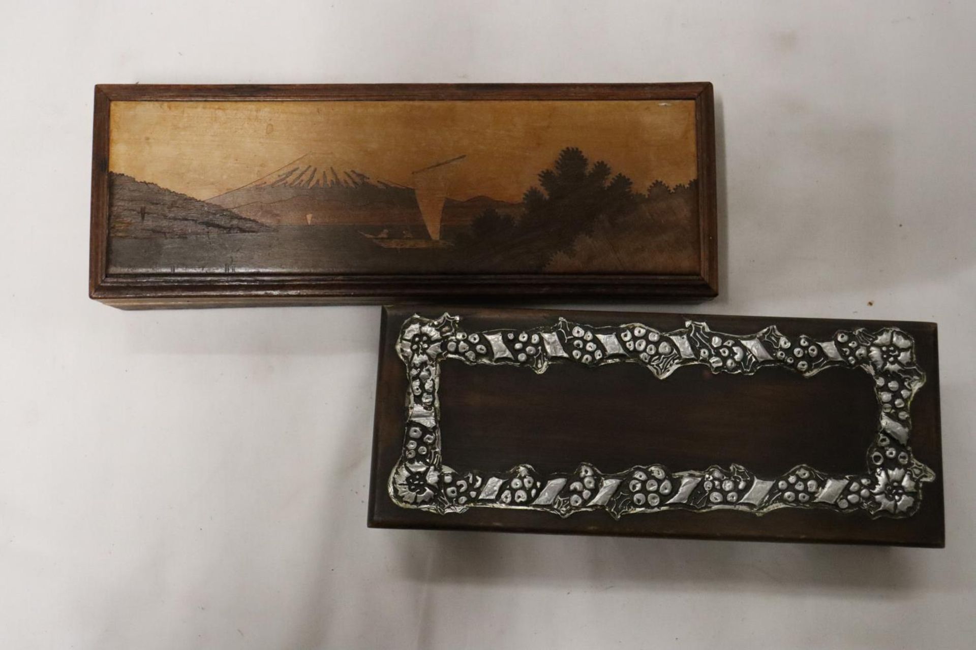 TWO VINTAGE BOXES TO INCLUDE ONE WITH A MARQUETRY IMAGE OF MOUNT FUJI - Image 2 of 4