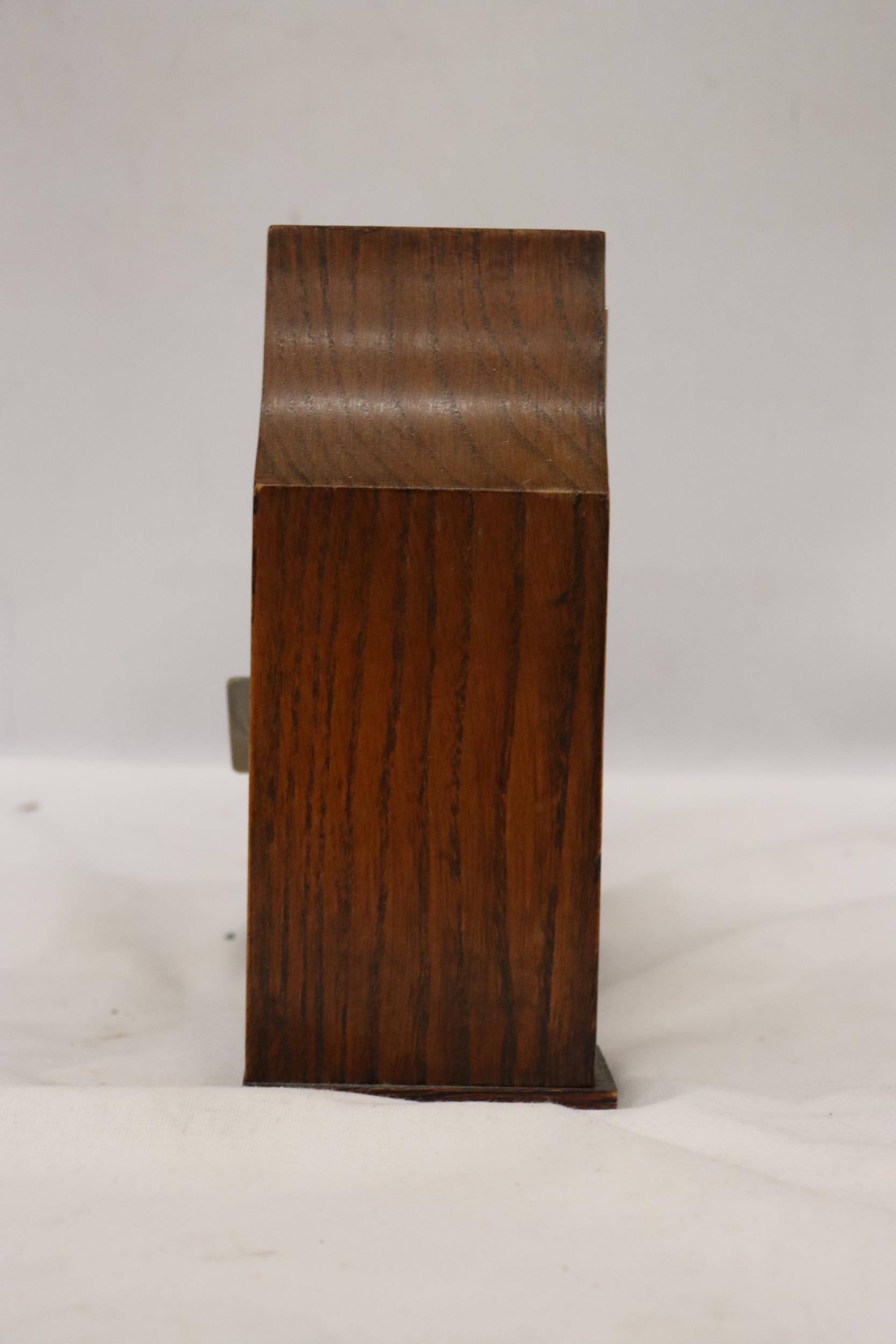 A DECO STYLE OAK 8 DAY MANTLE CLOCK WITH WIND UP MECHANISM SEEN WORKING BUT NO WARRANTY - Image 2 of 6