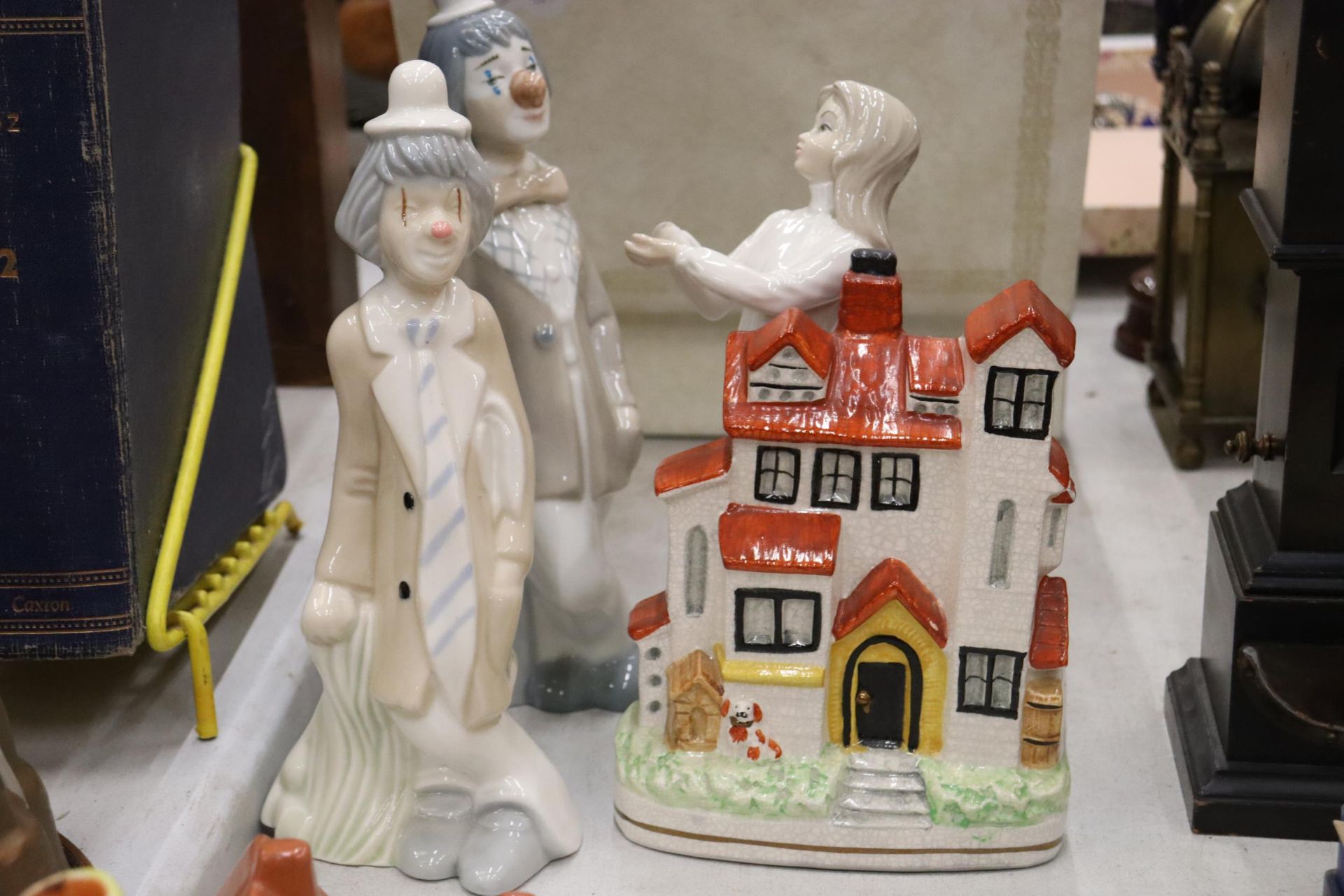 A MIXED LOT TO INCLUDE STAFFORDSHIRE FLATBACKS, CERAMIC CLOWNS, MODEL HOUSES, ETC., - Image 9 of 11