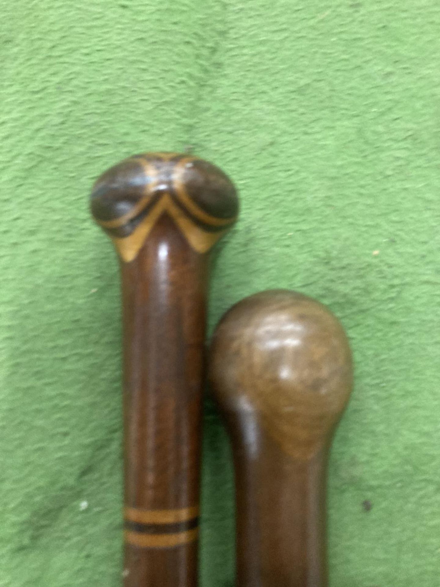 TWO VINTAGE WALKING STICKS ONE WITH TURNING SECTIONS - Bild 2 aus 3
