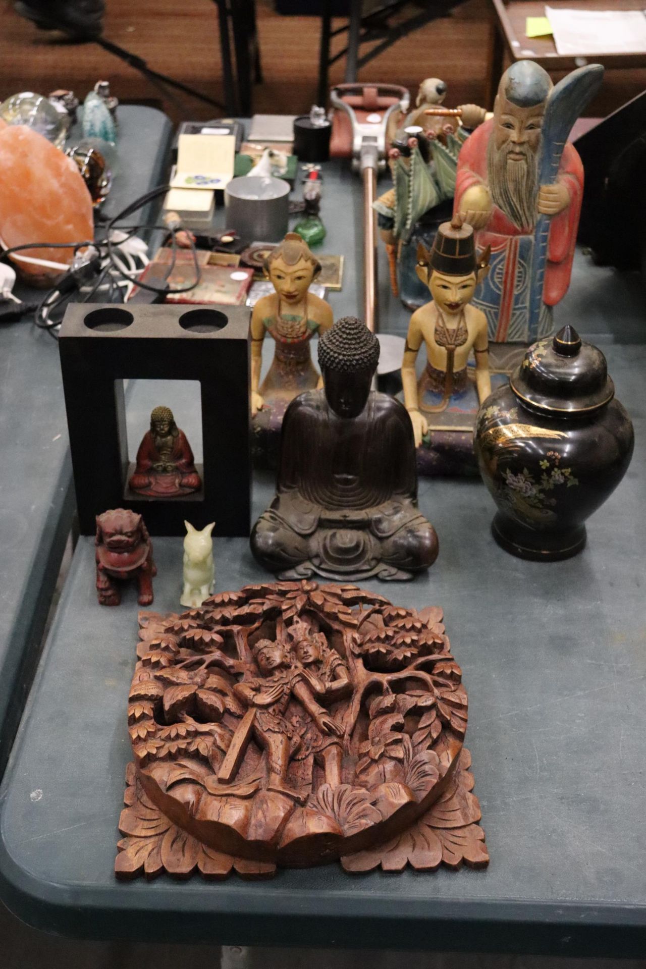 A COLLECTION OF ASIAN ITEMS TO INCLUDE A WALL PLAQUE, BUDDAH FIGURES, LARGE WOODEN FIGURES, A FOO - Bild 2 aus 12