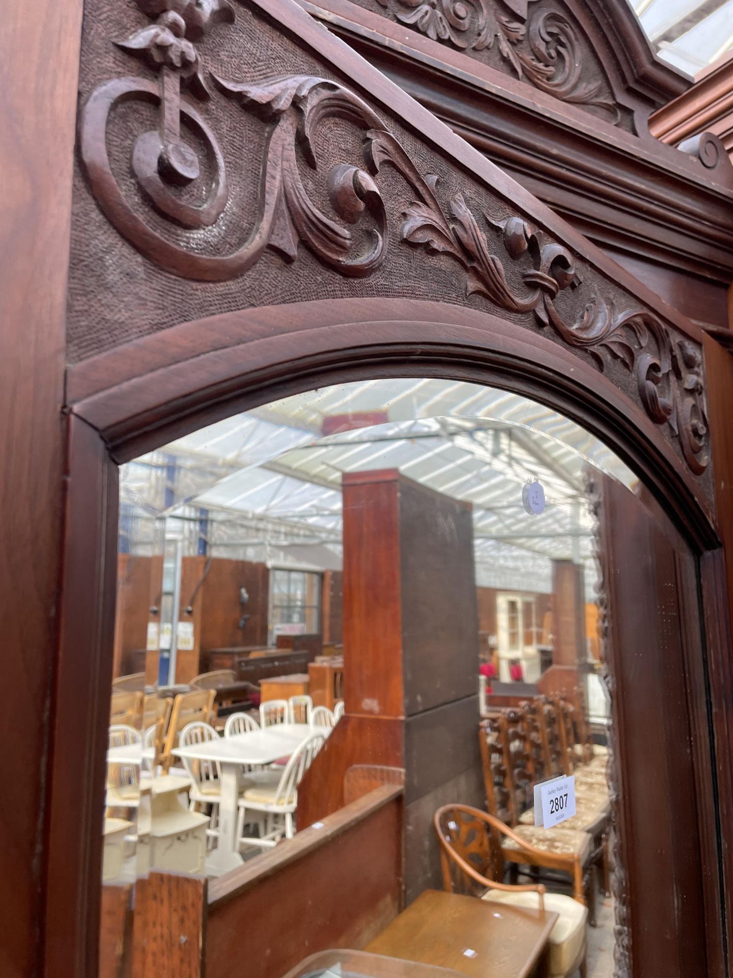 A VICTORIAN MAHOGANY DOUBLE BOW FRONTED MIRROR DOOR WARDROBE WITH FOLIATE CARVED PANELS AND THREE - Image 7 of 10