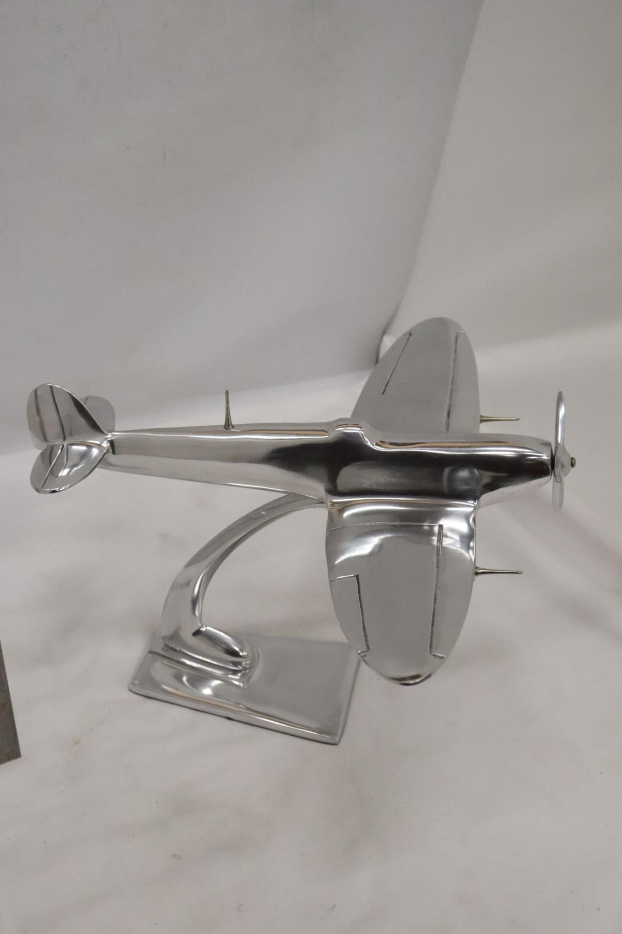 A LARGE CHROME SPITFIRE ON A STAND - Bild 4 aus 6