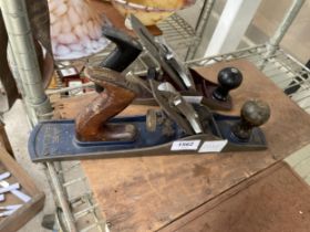 TWO VINTAGE WOOD PLANES TO INCLUDE A RECORD NO.05