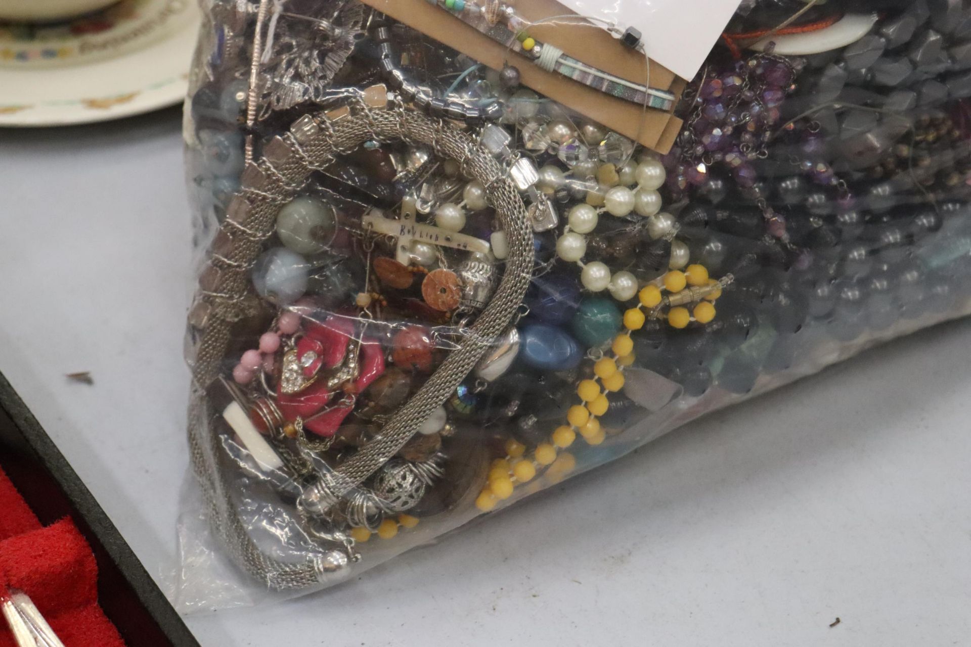 A LARGE QUANTITY OF UNSORTED COSTUME JEWELLERY - 7 KG IN TOTAL - Image 3 of 7