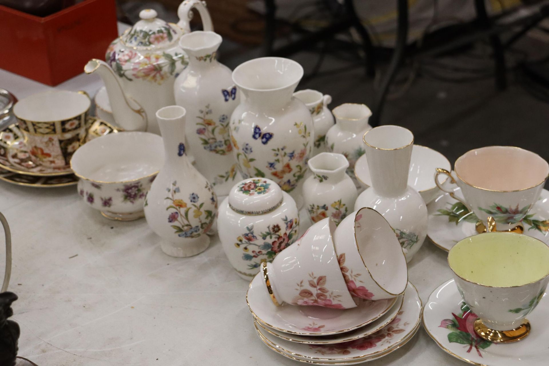 A LARGE QUANTITY OF TEAWARE TO INCLUDE A PARAGON 'COUNTRY LANE', COFFEE POT, 'RENDEZVOUS' CUPS, A - Image 2 of 11