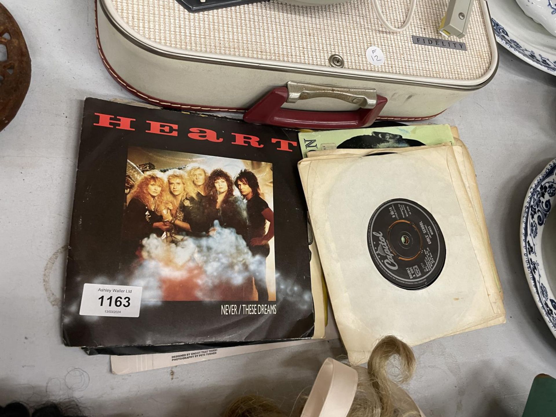 A VINTAGE RECORD PLAYER AND A QUANTITY OF SINGLE RECORDS - Bild 2 aus 3