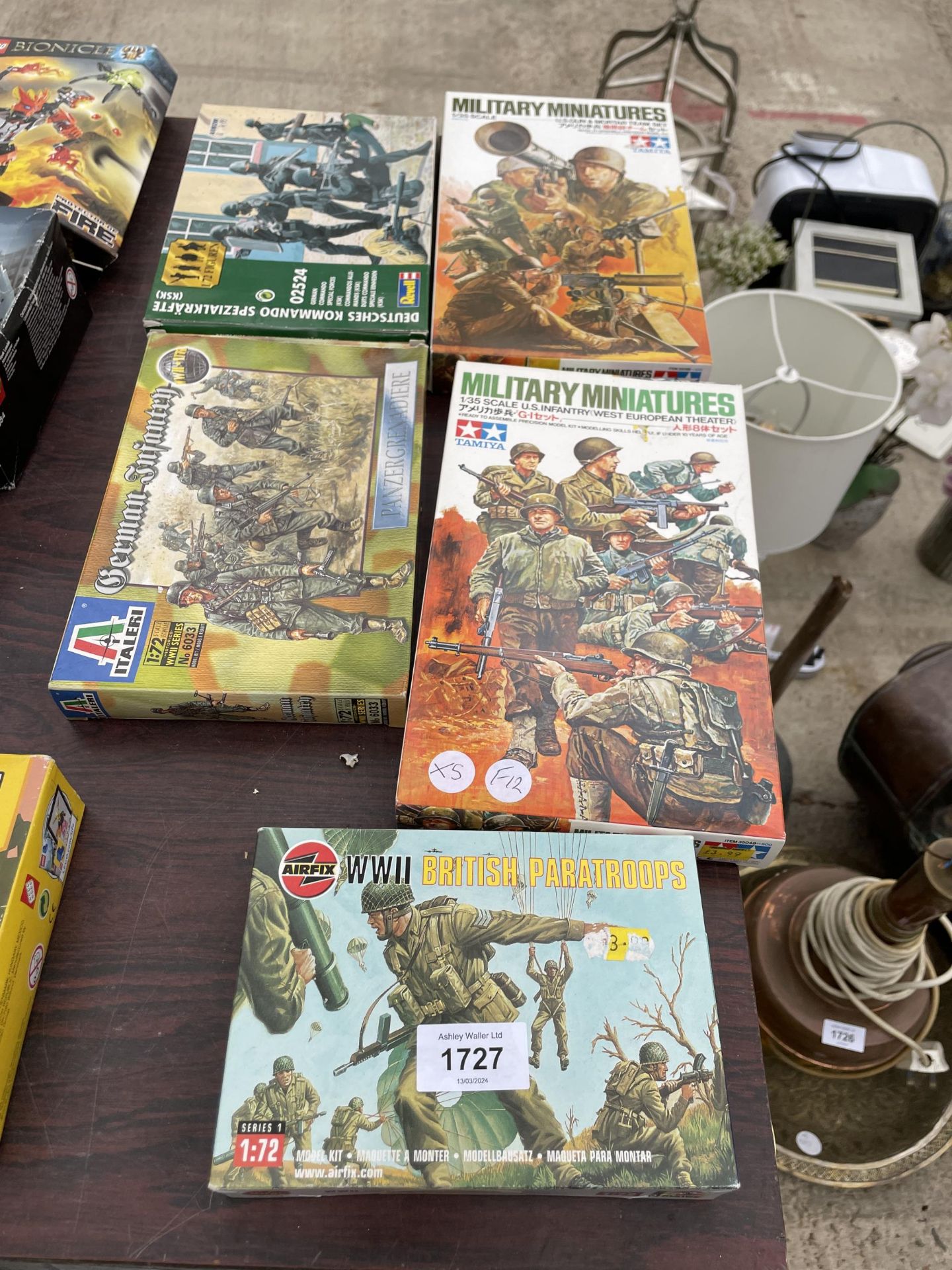 FIVE VARIOUS MILITARY MODEL KITS TO INCLUDE AIRFIX AND REVELL ETC