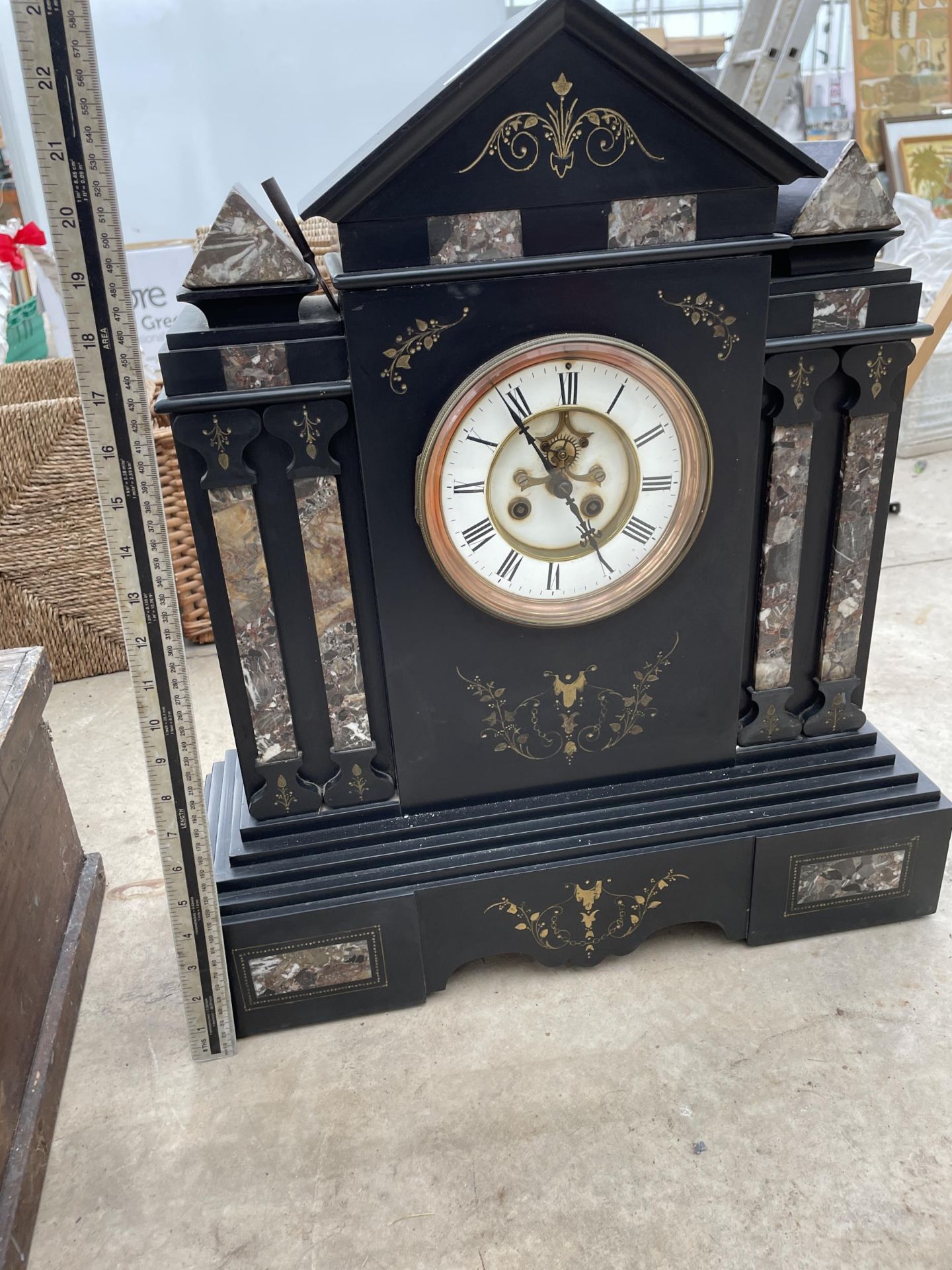 A LARGE HEAVY SLATE MANTLE CLOCK WITH WINDING KEY - Image 2 of 6
