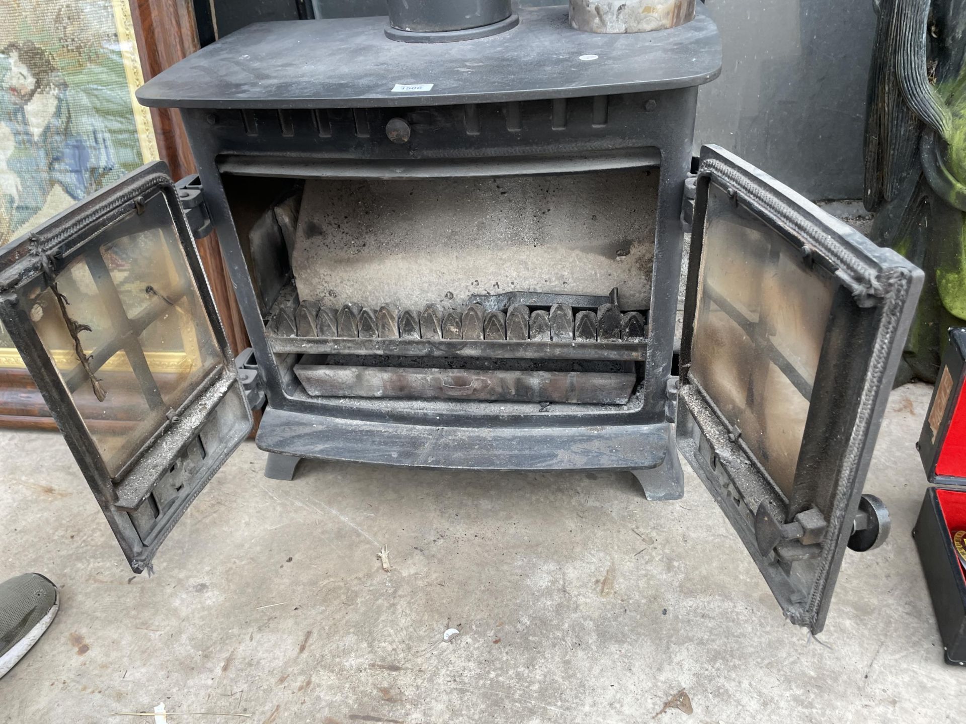 A CAST IRON LOG BURNER WITH FLU PIPE AND BRACKETS - Image 4 of 6