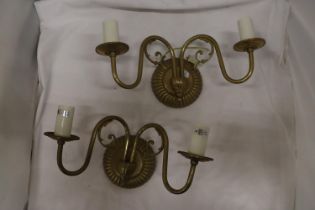 A PAIR OF BFRASS AND SCONCE CANDLE HOLDERS WALL LIGHTS