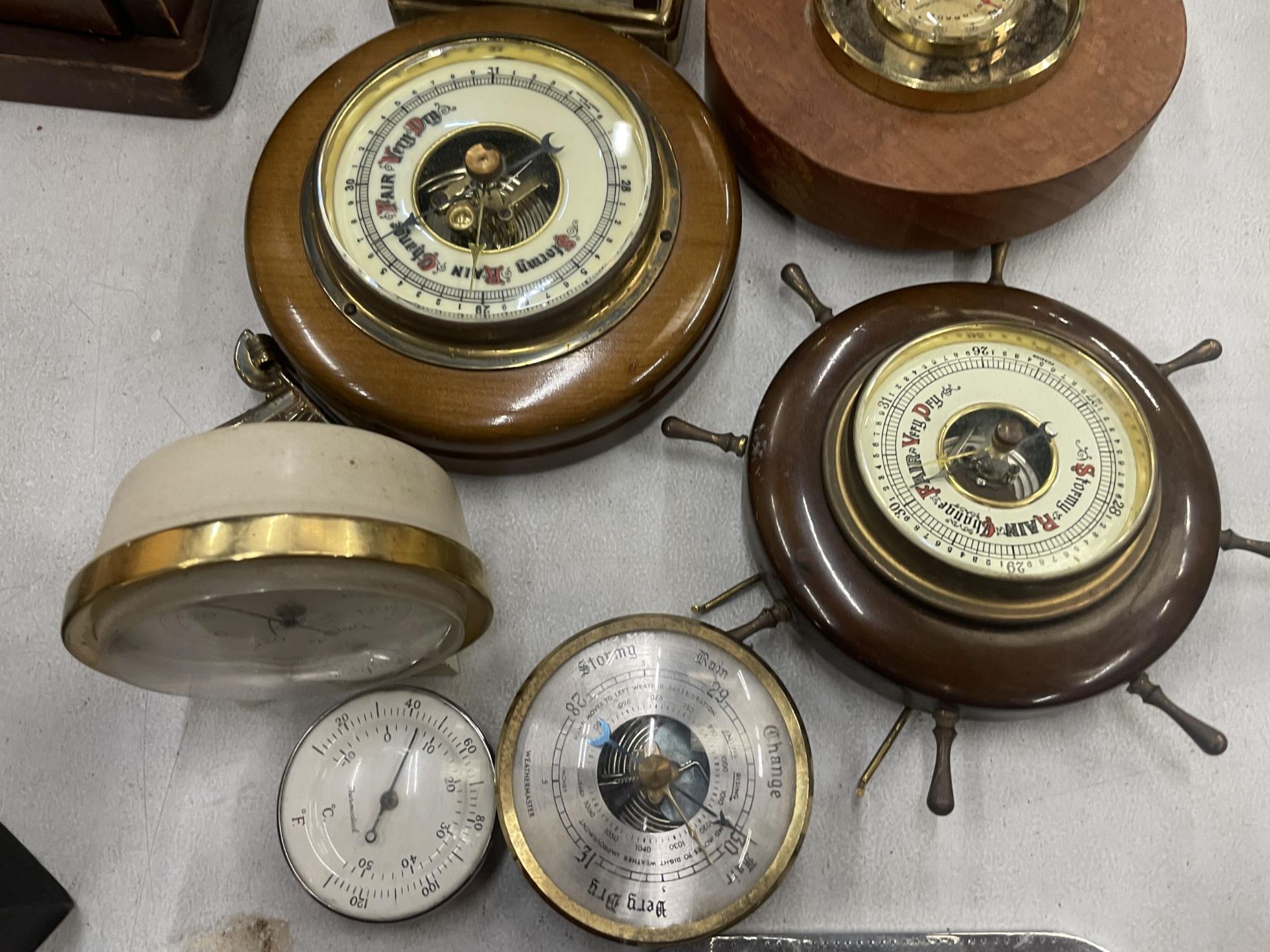 A COLLECTION OF SMALL BAROMETERS PLUS A BRASS CARRIAGE CLOCK - Image 3 of 4