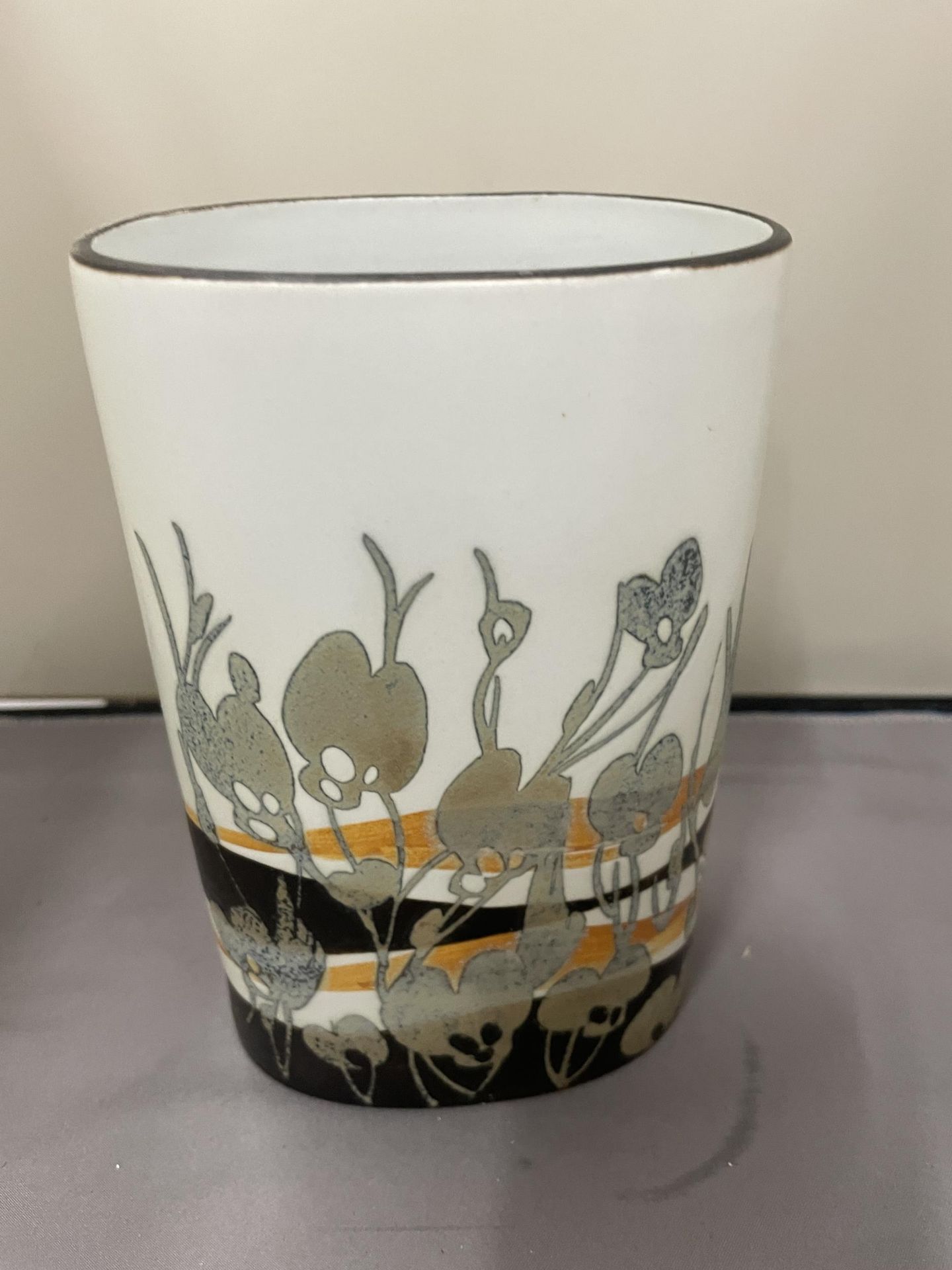 A 1970'S ROYAL COPENHAGEN BACA SERIES VASE DECORATED WITH TONES OF YELLOW, BROWN AND SILVER GREY - Image 3 of 4