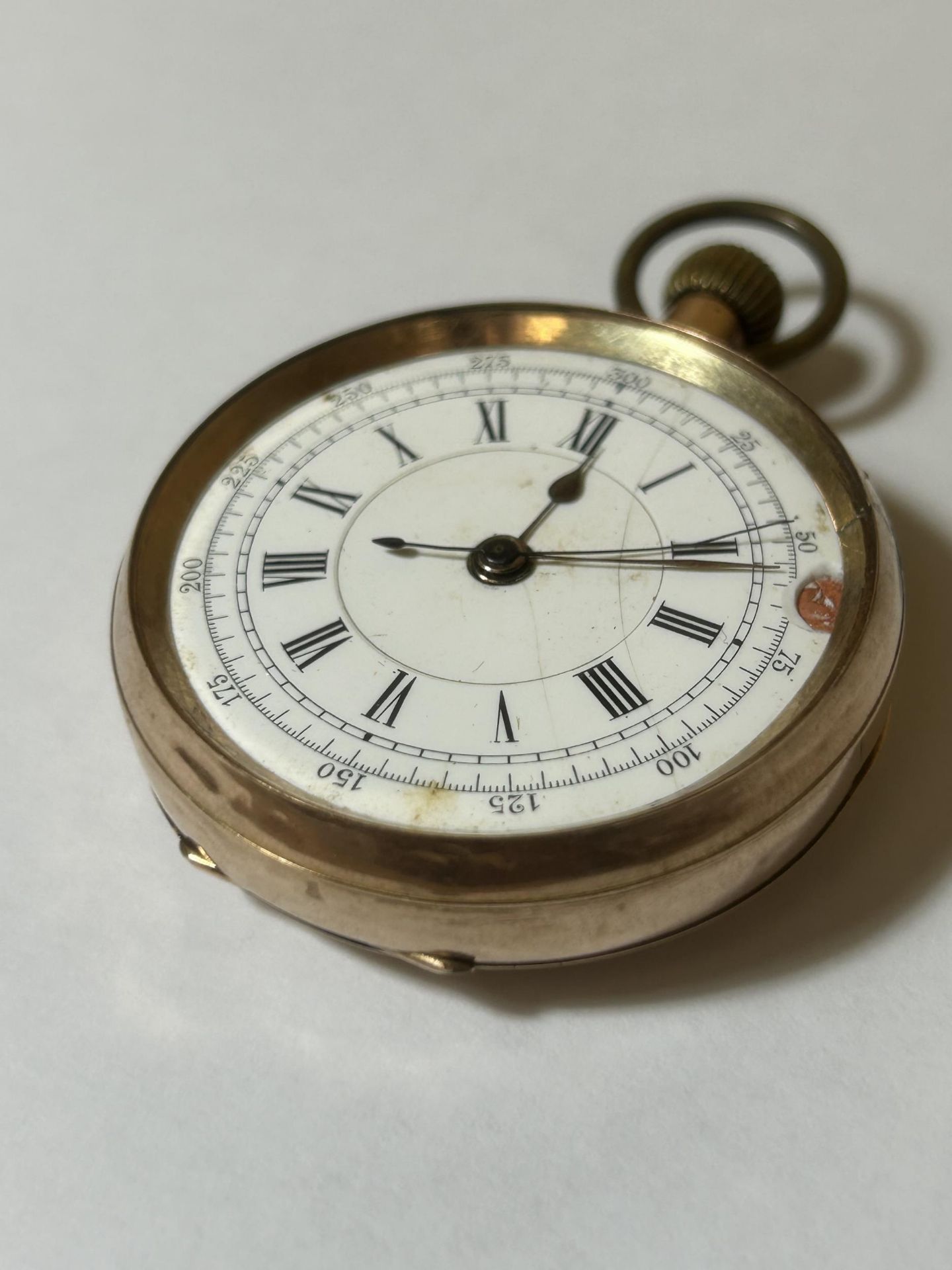 A 9CT YELLOW GOLD OPEN FACED POCKET WATCH GROSS WEIGHT 89.24 GRAMS WITH LEVER ESCAPEMENT AND A ROMAN