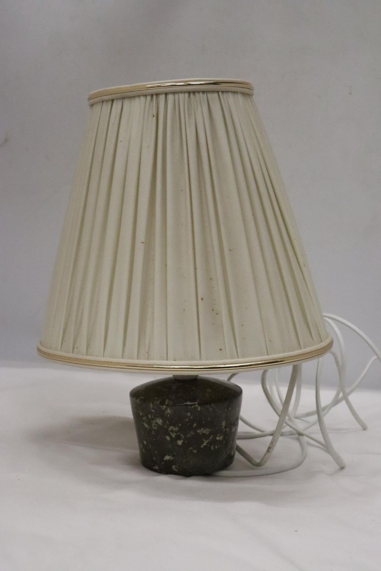 A TABLE LAMP WITH A POSSIBLY GRANITE BASE AND SHADE, HEIGHT 32CM