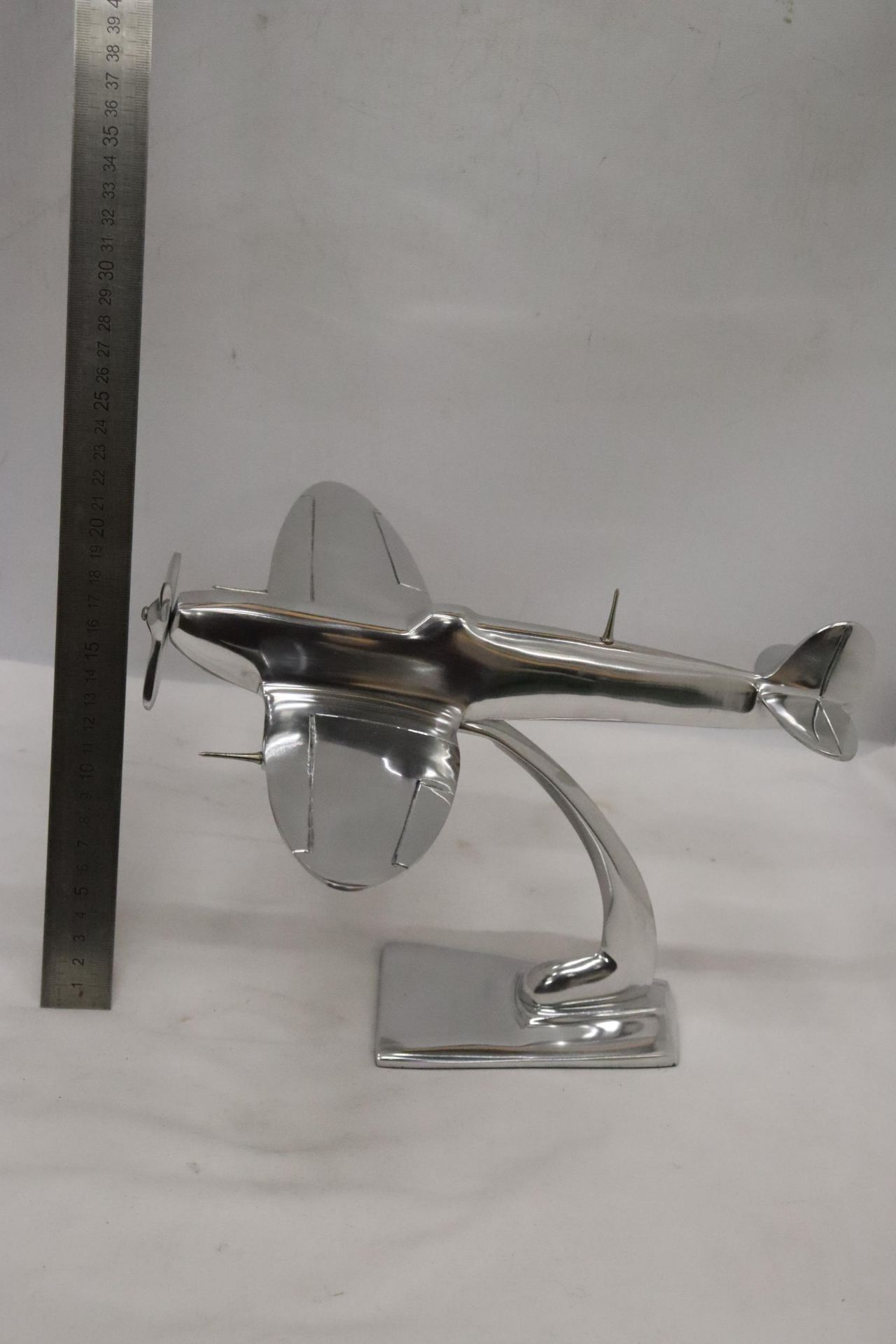 A LARGE CHROME SPITFIRE ON A STAND - Bild 6 aus 6