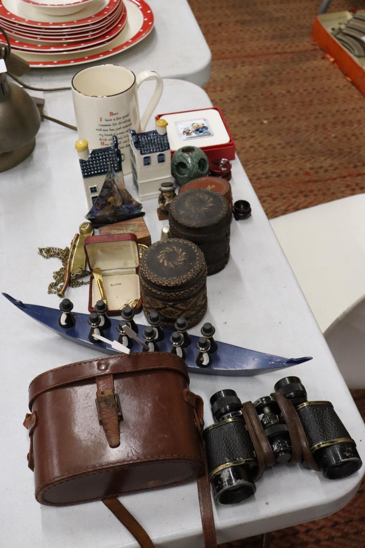 A MIXED LOT TO INCLUDE A VINTAGE PAIR OF BINOCULARS AND CASE, A SANDLAND TANKARD, COASTERS, TIE