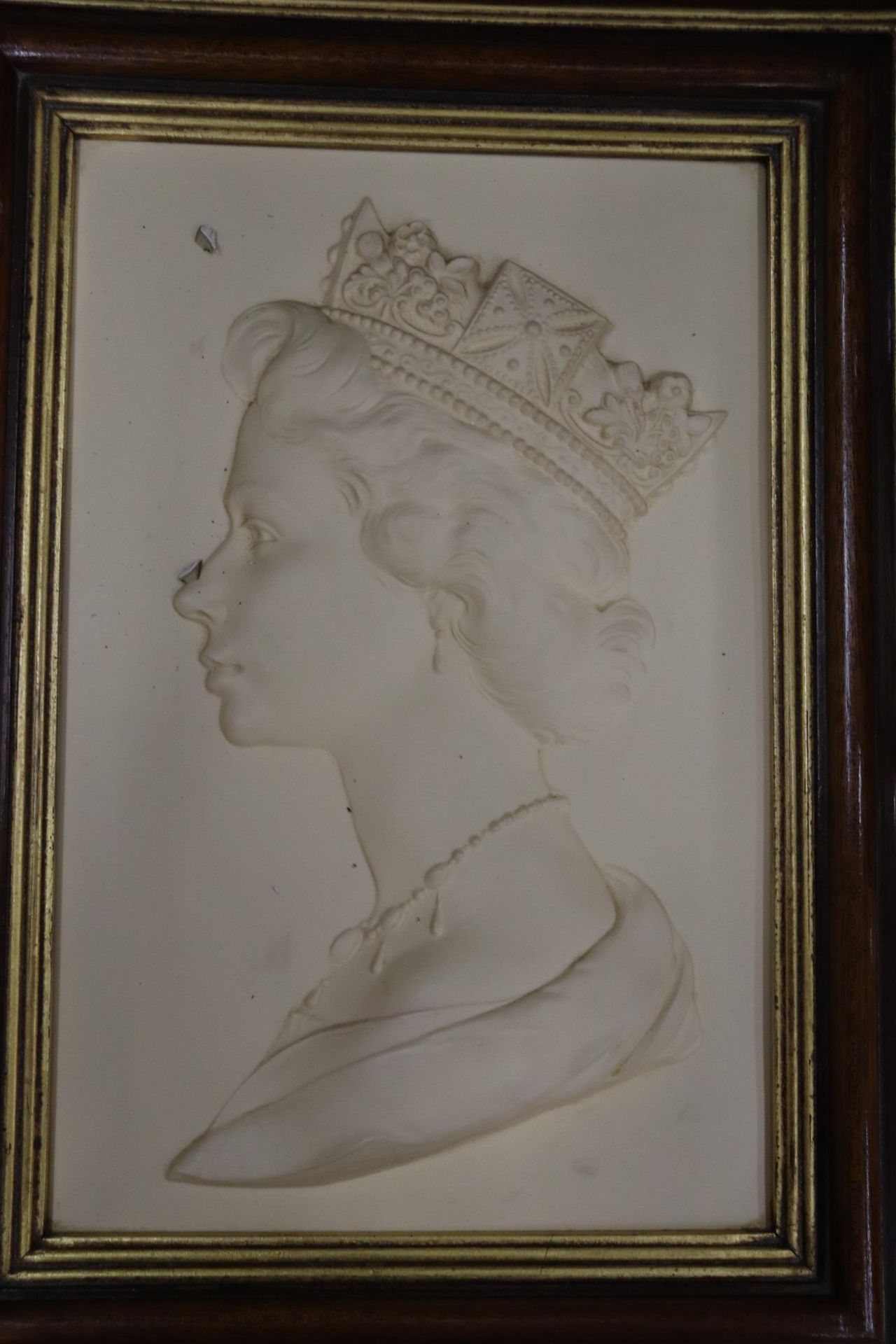 A FRAMED LIMITED EDITION ROYAL WORCESTER PLAQUE PORTRAIT OF HER MAJESTY THE QUEEN ELIZABETH II - Image 5 of 5