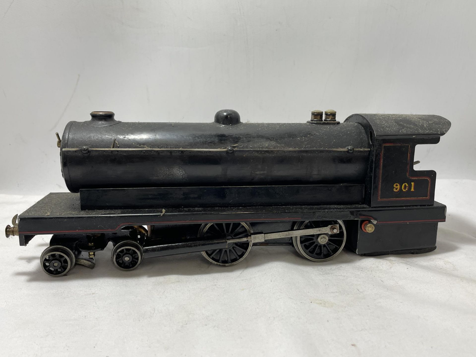 A SCRATCH BUILT LIVE STEAM 30 MM GAUGE 4-4-0 MODEL RAILWAY LOCOMOTIVE AND TENDER NUMBER 901 IN - Image 3 of 7