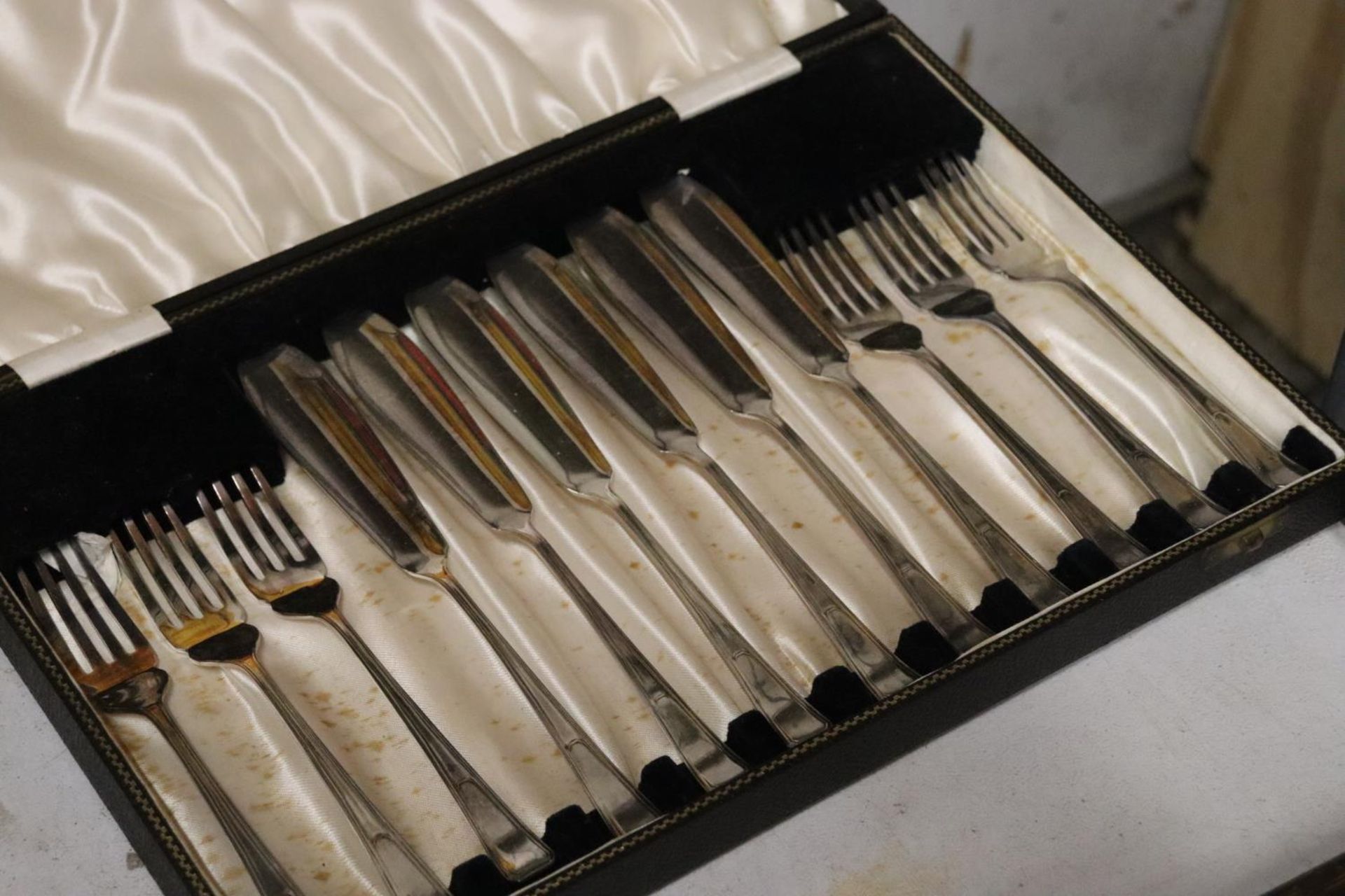 A BOXED SET OF CUTLERY TO INCLUDE A BOXED SET OF KNIVES - Image 3 of 5