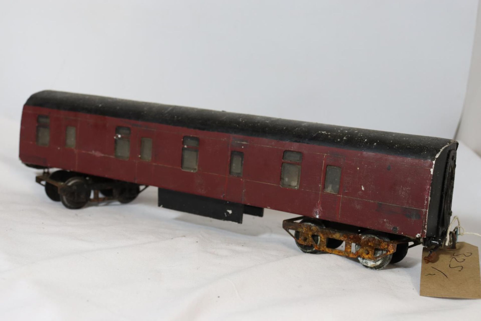 A PAINTED METAL .30MM GAUGE RAILWAY CARRIAGE IN MAROON LIVERY LENGTH 38 CM AND A HORNBY PAINTED - Image 5 of 6