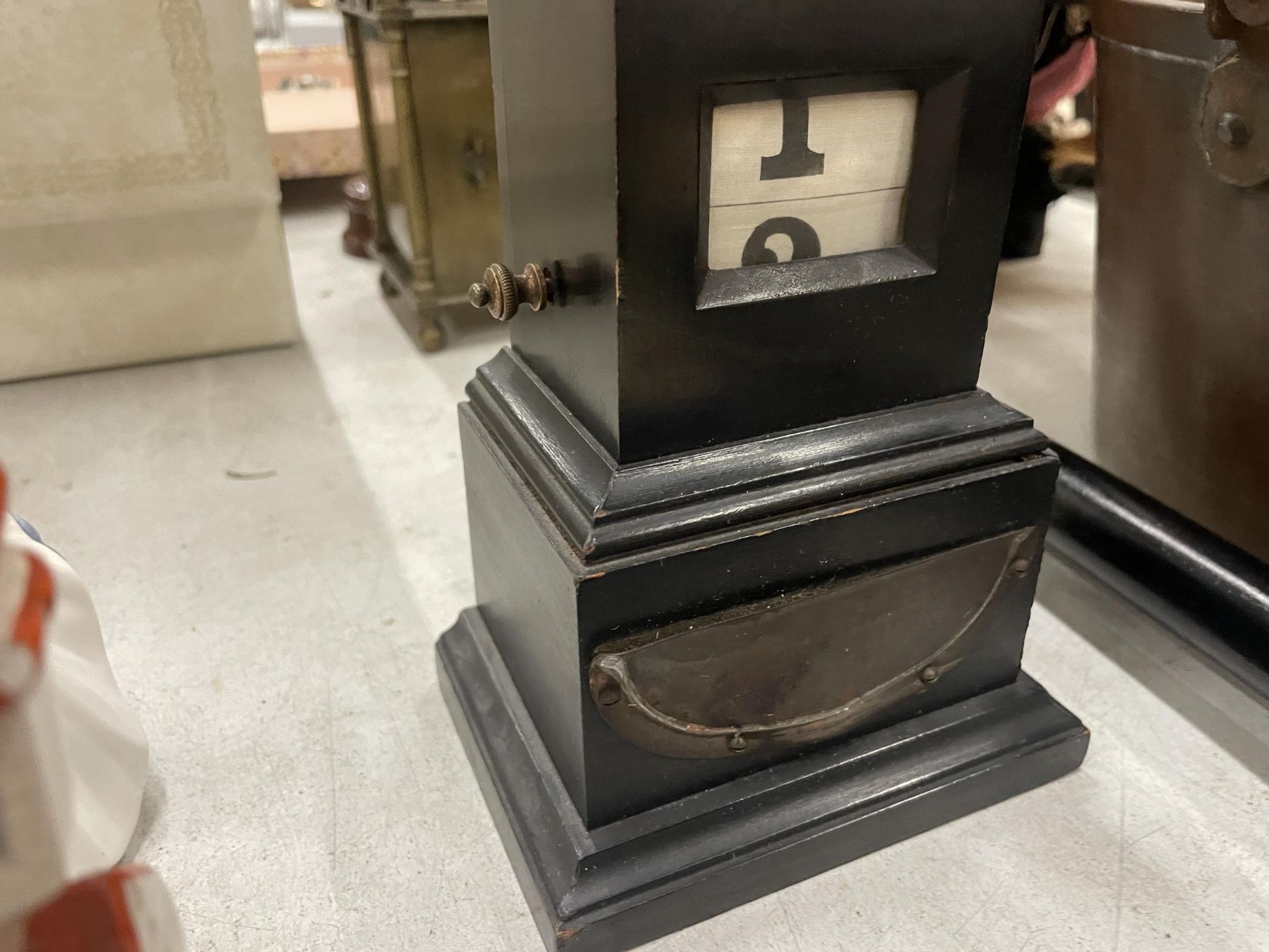 A VINTAGE WOODEN CLOCK, IN THE STYLE OF A GRANDFATHER CLOCK, WITH CALENDAR NUMBERS, HEIGHT 29CM - Bild 4 aus 5