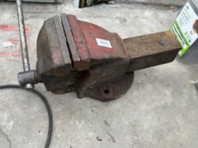 A VINTAGE HEAVY DUTY RECORD BENCH VICE