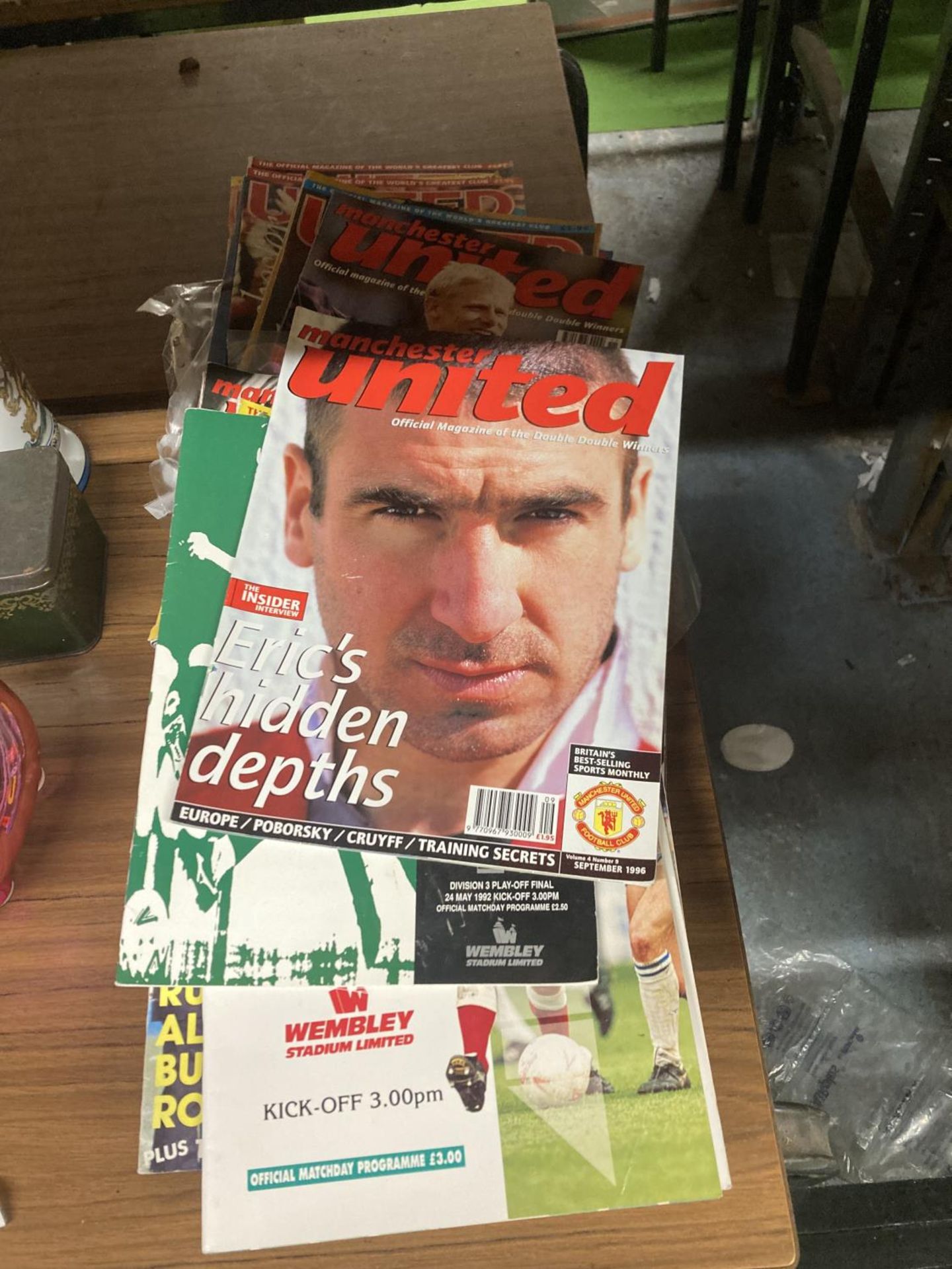 A COLLECTION OF MANCHESTER UNITED OFFICIAL MAGAZINES - APPROX 49 IN TOTAL