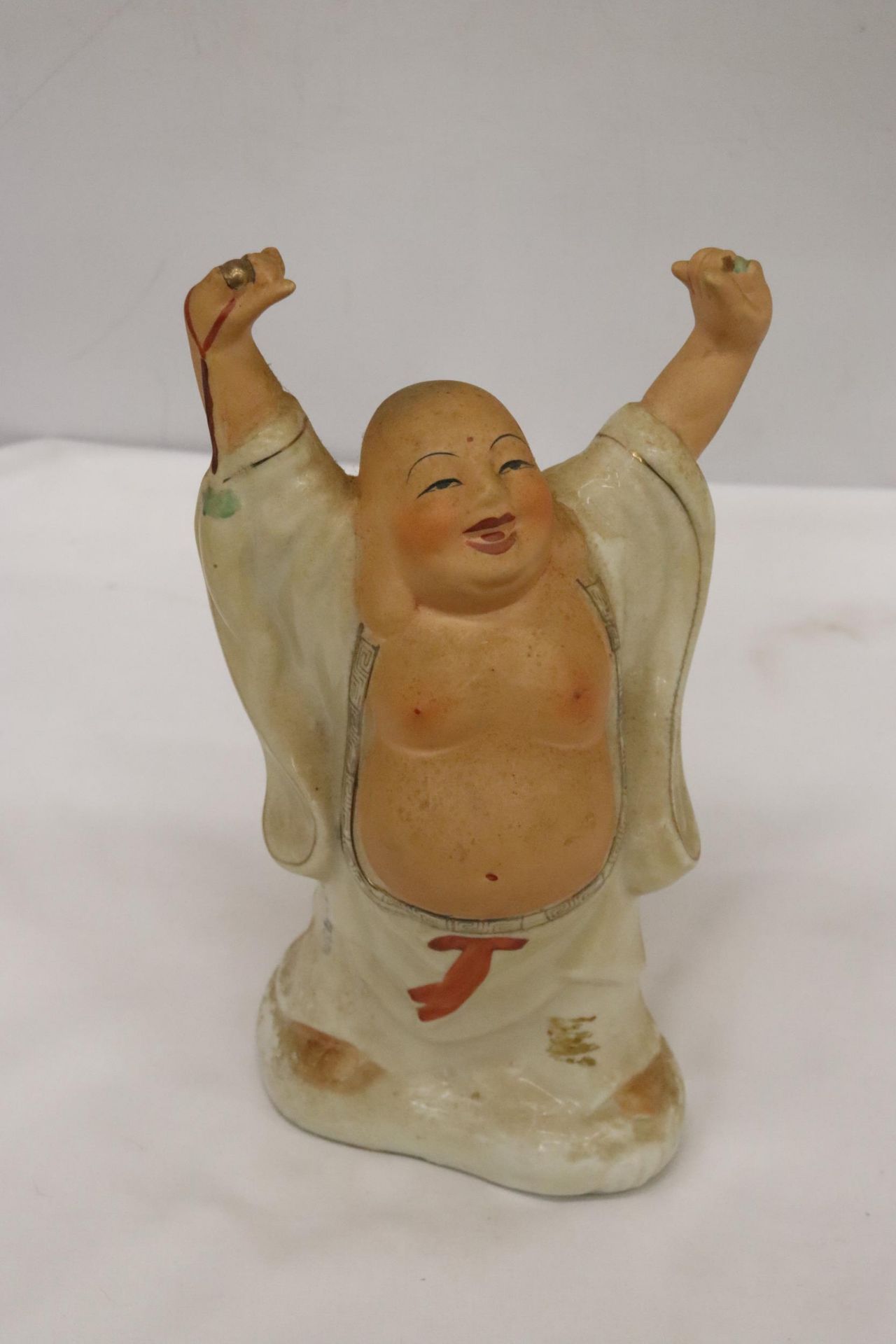 A HEAVY CERAMIC BUDDAH FIGURE, HEIGHT 30CM - Bild 5 aus 5